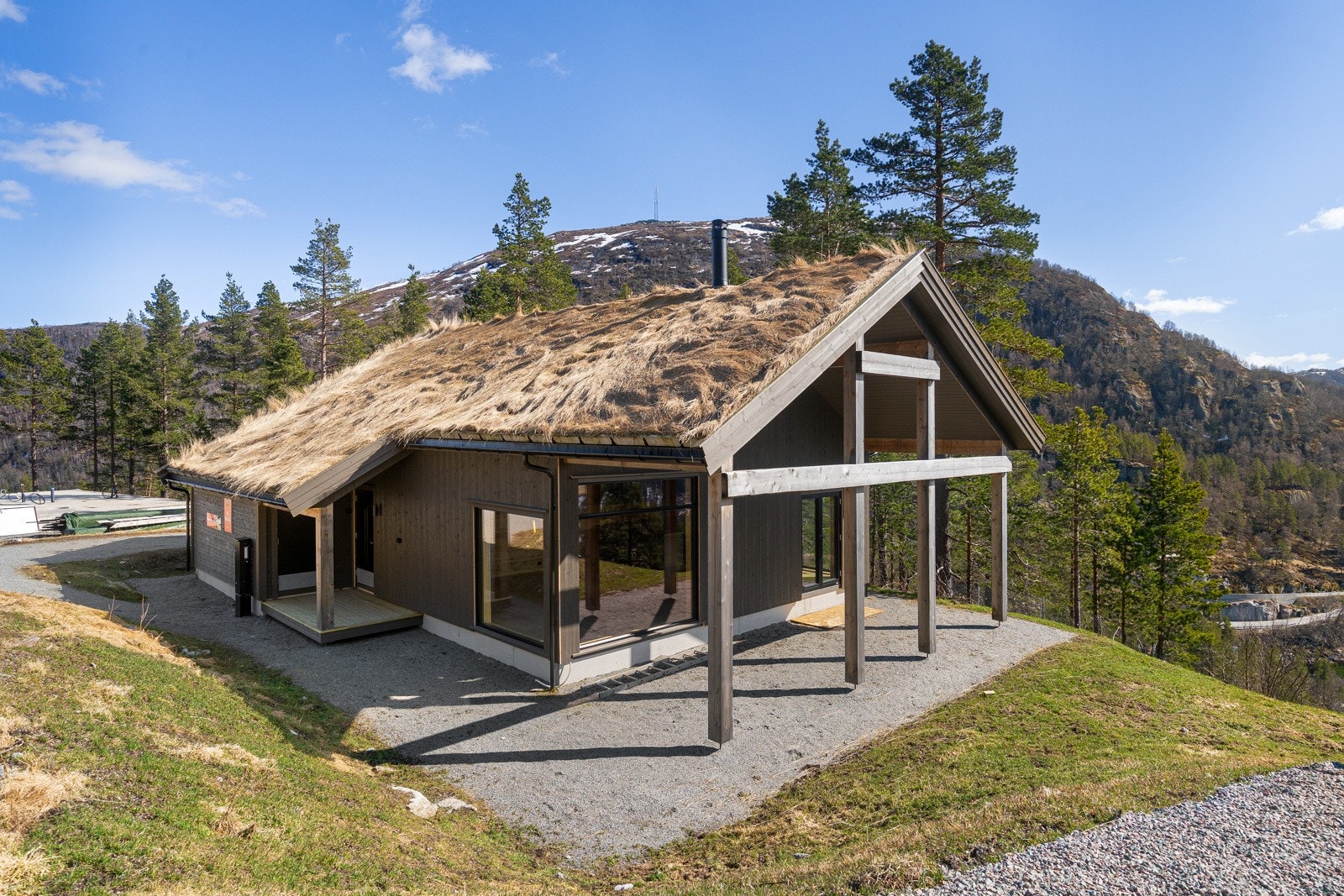 Uteområdet og fremtidig terrasse vendt mot sør. Galleribilde