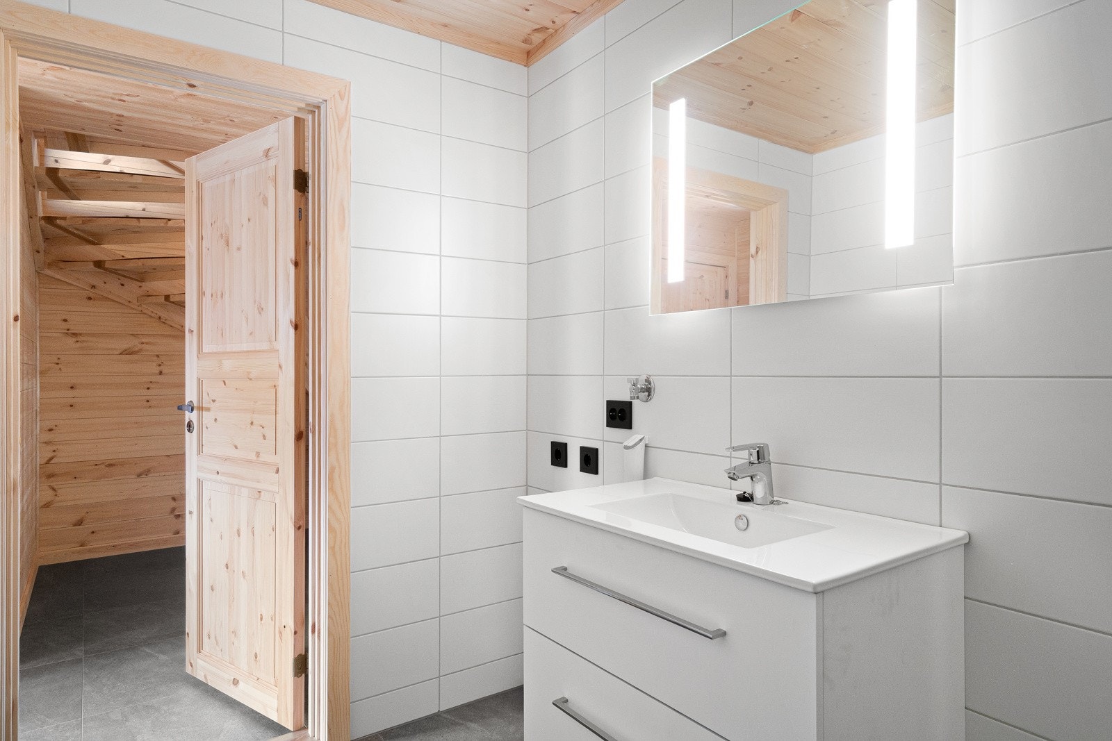 Lyst moderne helfliset bad. Opplegg for vaskemaskin. Galleribilde