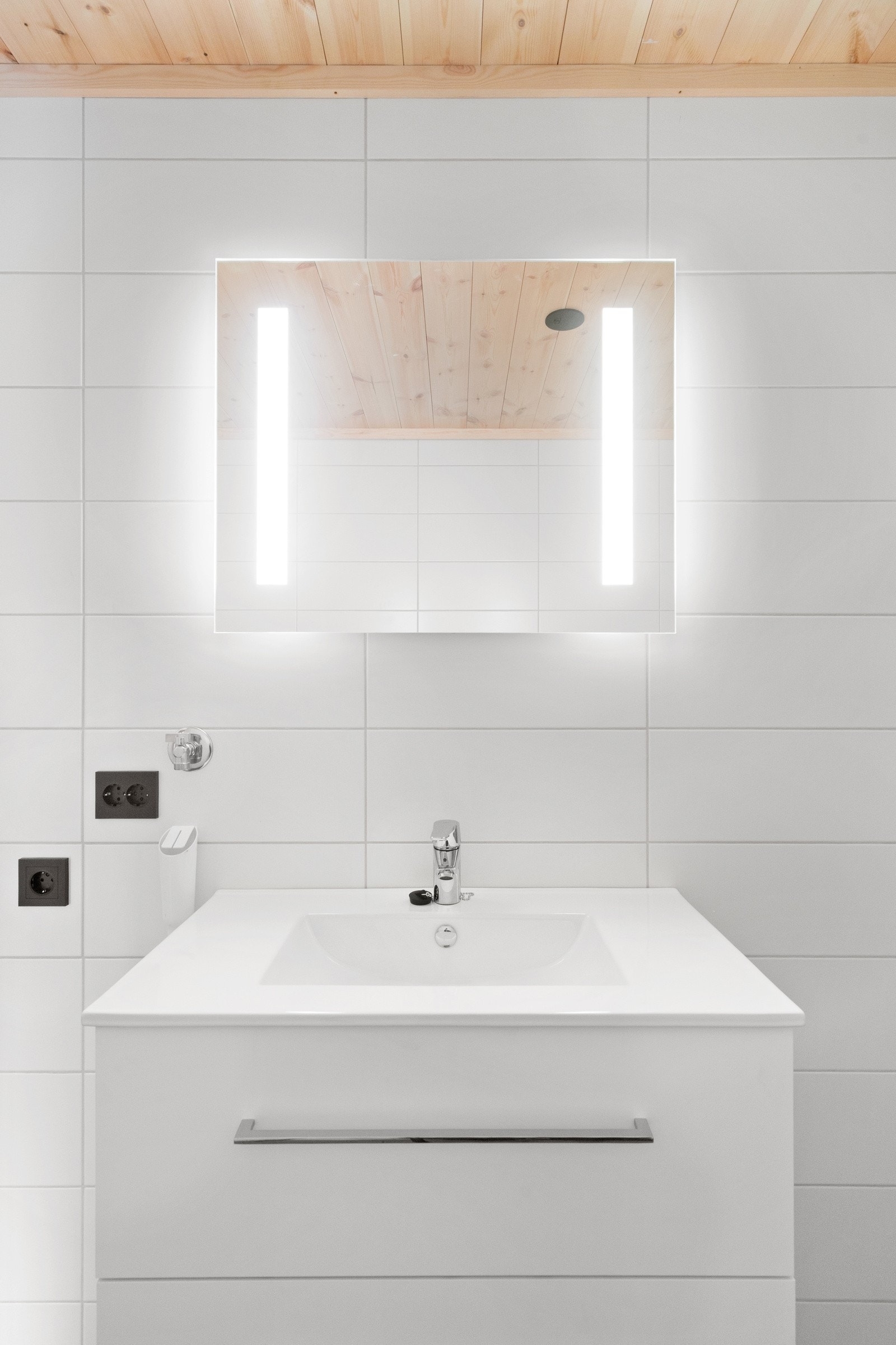 Lyst moderne helfliset bad. Opplegg for vaskemaskin. Galleribilde