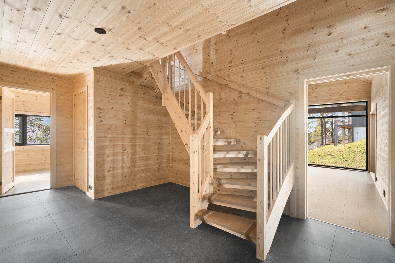 Adkomst til etasjens soverom, bad, wc, skistall og stue/kjøkken fra entre. Galleribilde