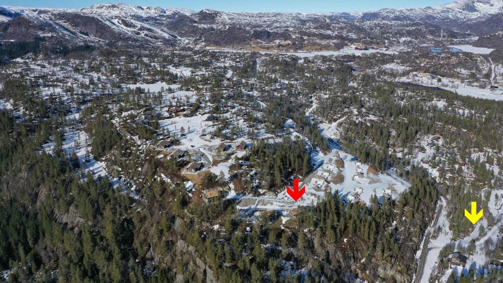 Sentral beliggenhet midt i løypenettet til Sirdal. Gul pil viser skispor mot Neset og Sinnes. Galleribilde