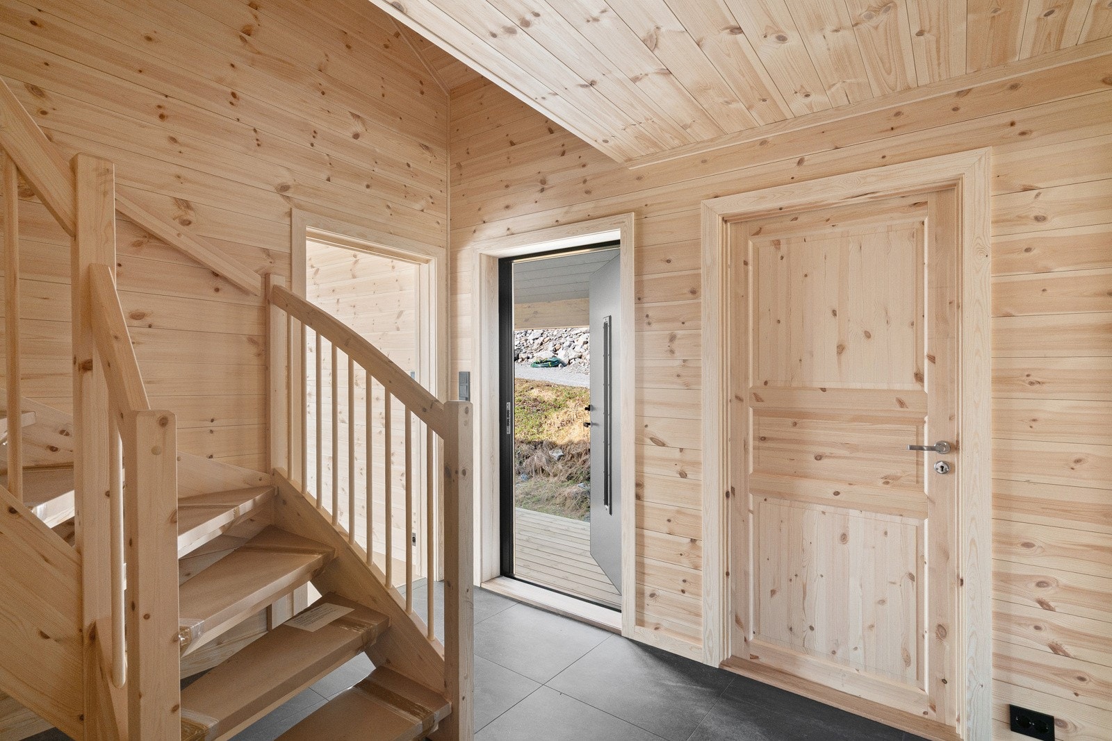 Romslig entre/hall med 60x60 og varme i gulv. Galleribilde