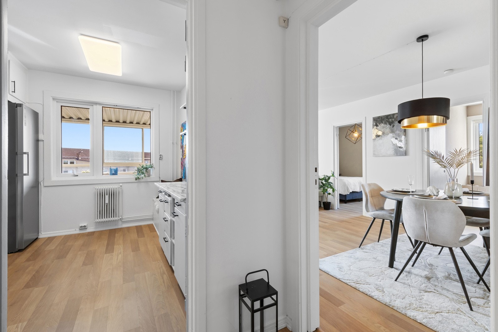Kjøkkenet ligger i eget rom med vindu mot balkongen og adkomst fra entréen. Galleribilde