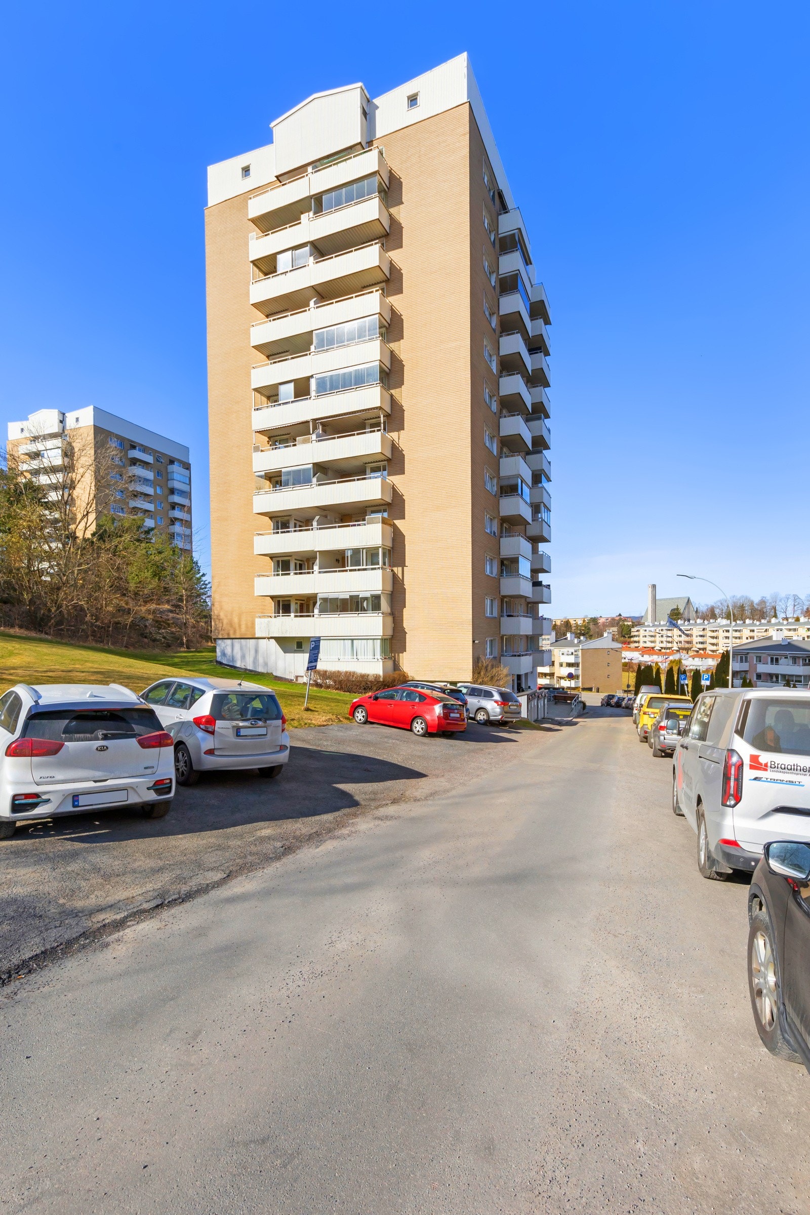 Velkommen til Raukveien 1, en attraktiv 3-roms andelsleilighet i syvende etasje med heis. Leiligheten har en flott internplassering på hjørnet mot sydvest og utgang til en solrik, innglasset balkong på 12 kvm. Galleribilde