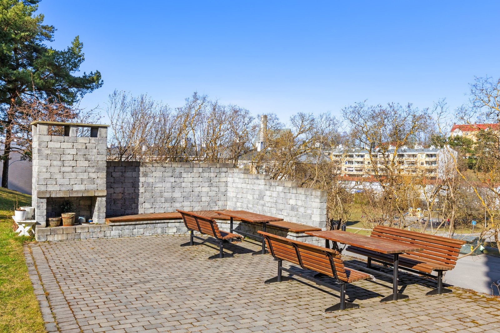 Felles terrasse med steinsatt dekke, utepeis, bord og benker skaper ekstra trivsel, og det er anlagt lekeplass til glede for de minste. Like ved finnes sandvolleyballbaner, fotballbane og treningssenter. Galleribilde