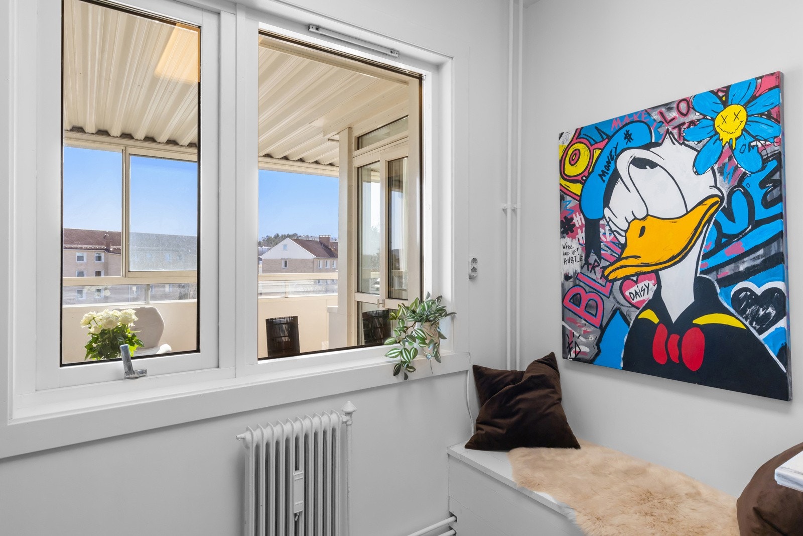 Ved benken er det plass til et lite frokostbord. Galleribilde