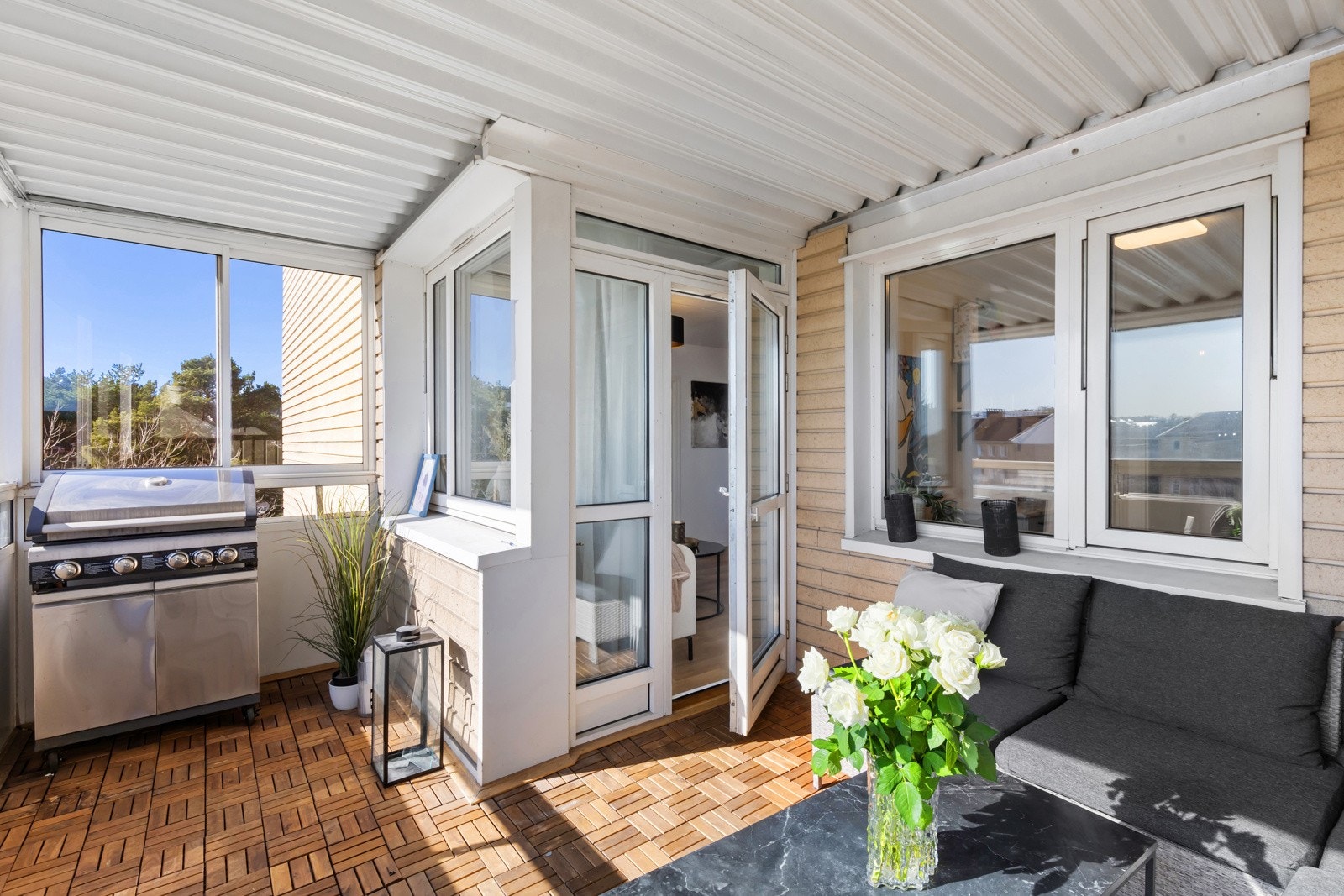 Den solfylte uteplassen har dekke av treheller over betong, innglassing som kan skyves til siden og god plass til komfortable utemøbler og grill. Galleribilde