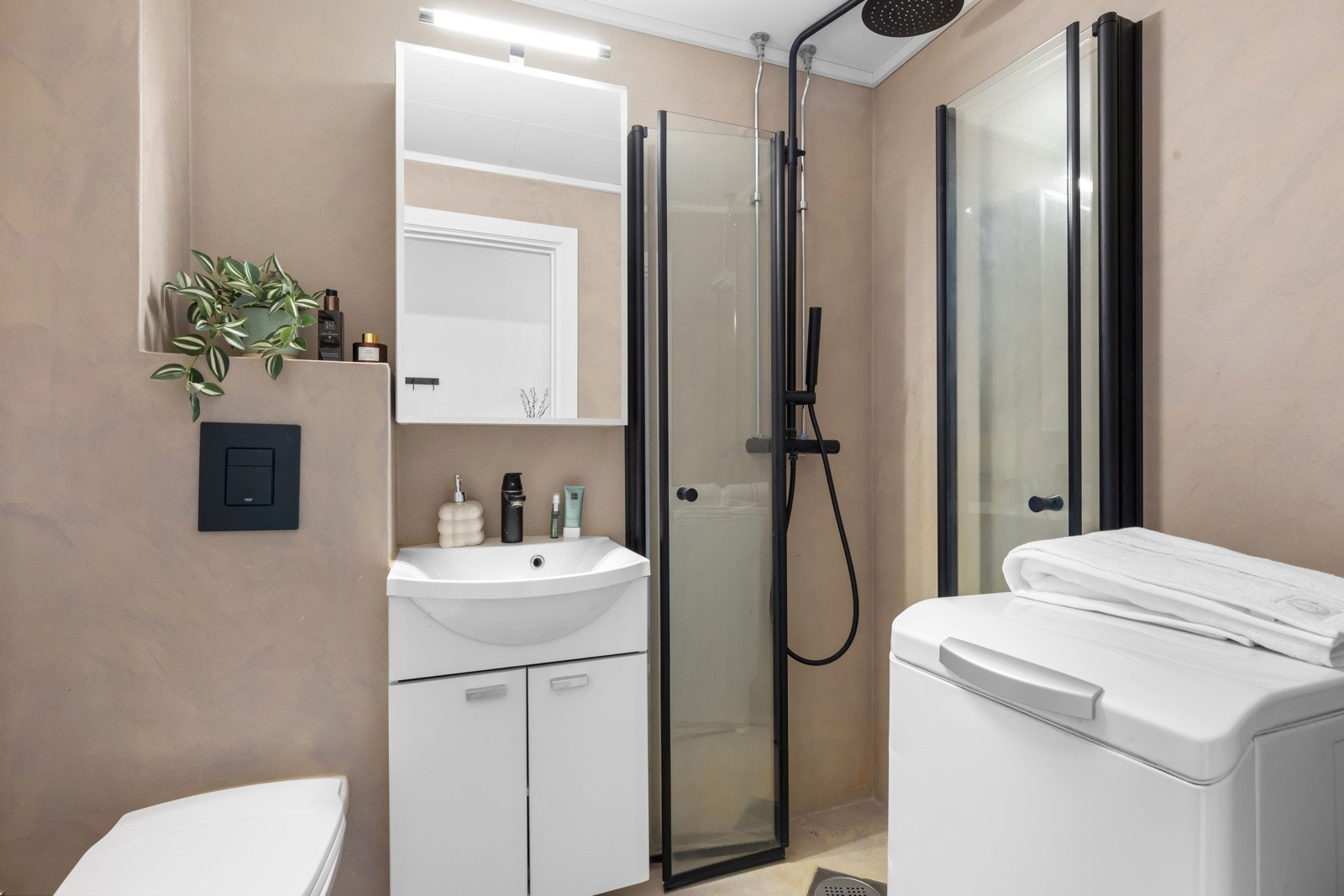 Badet er fra 2007, oppgradert i regi av borettslaget, med skifte av sluk, soilrør, samt vann- og avløpsrør med mer. I 2022 ble badet lekkert overflateoppusset med beige mikrosement og fikk ny innredning i moderne stil. Gulvvarme og opplegg for vaskemaskin Galleribilde