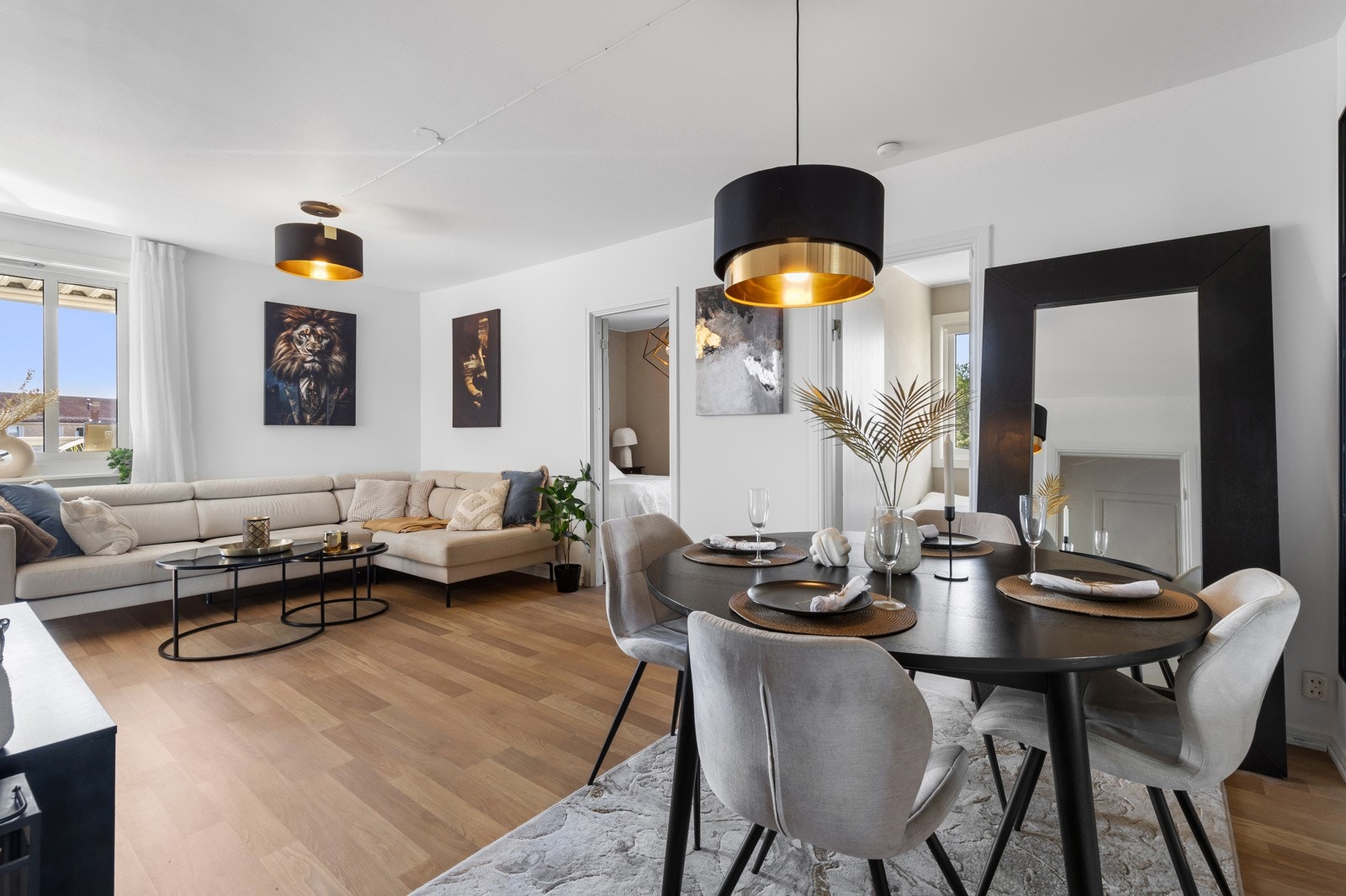 Stuen er lys og luftig med takhøyde på 2,5 meter, vindu mot balkongen og utgang til balkongen. Galleribilde
