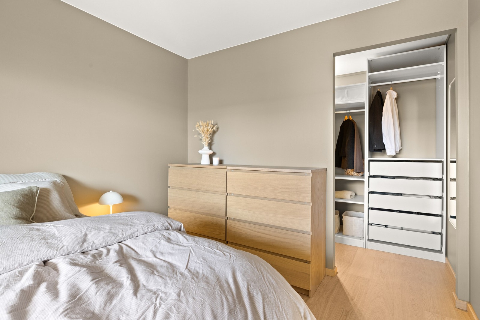 Tilkomst fra soverom til et stort omkledningsrom. Galleribilde