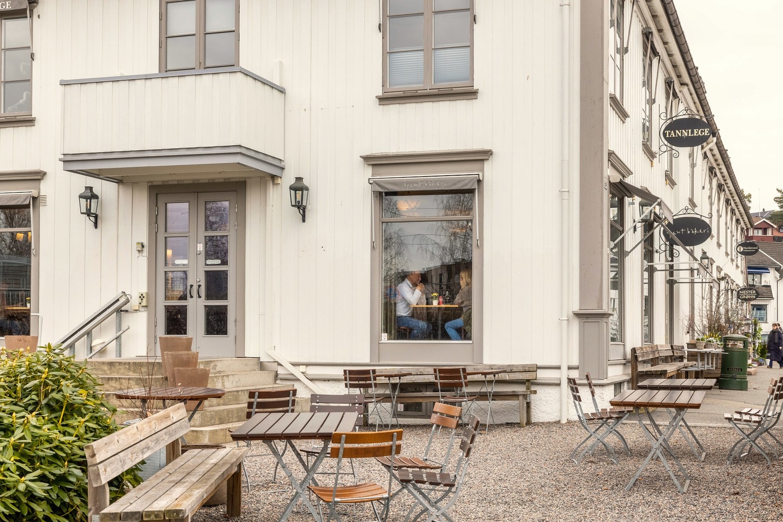 Gangavstand fra leiligheten til Holtet med Åpent Bakeri. Galleribilde