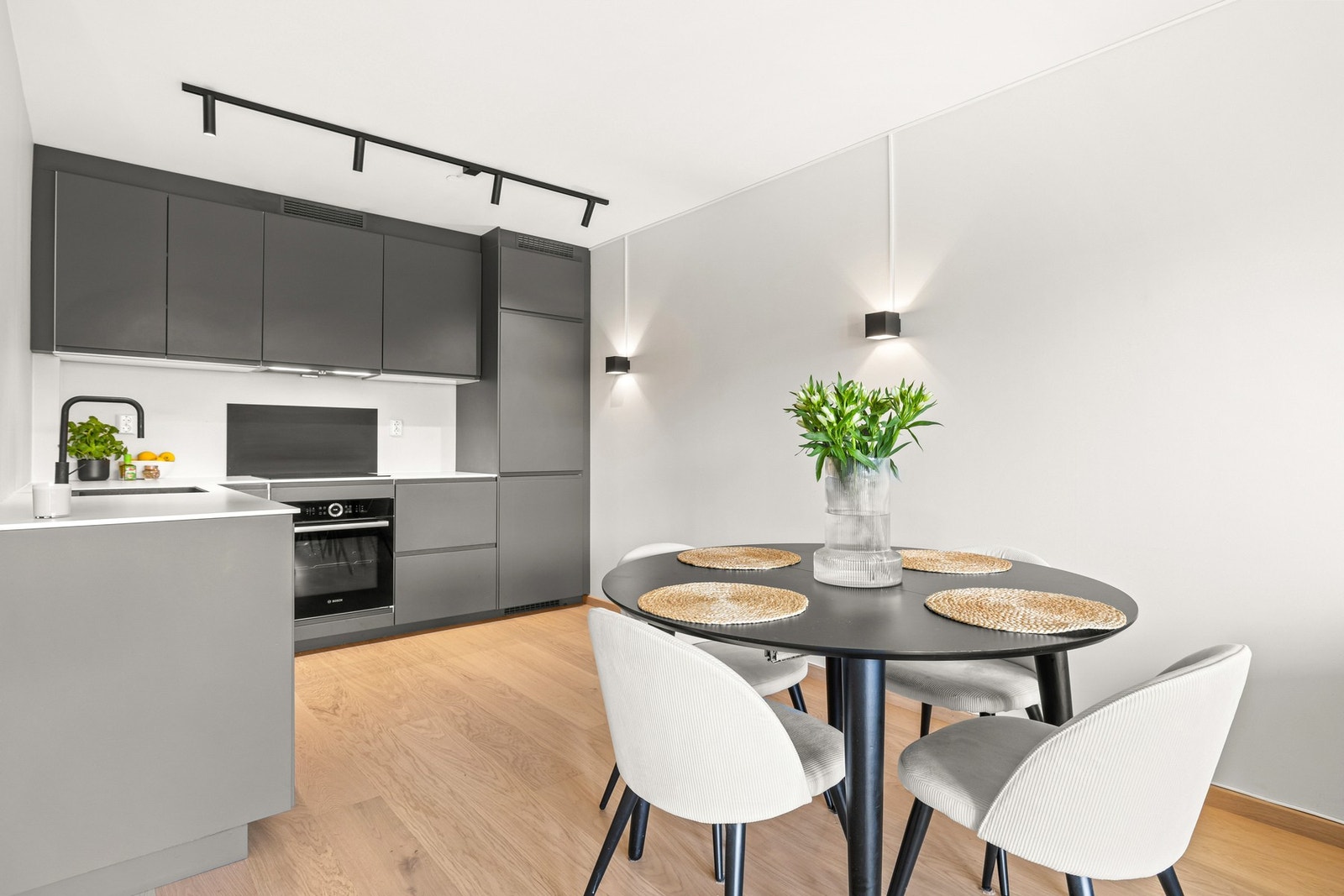 Moderne kjøkkeninnredning fra 2021 med glatte fronter. Galleribilde