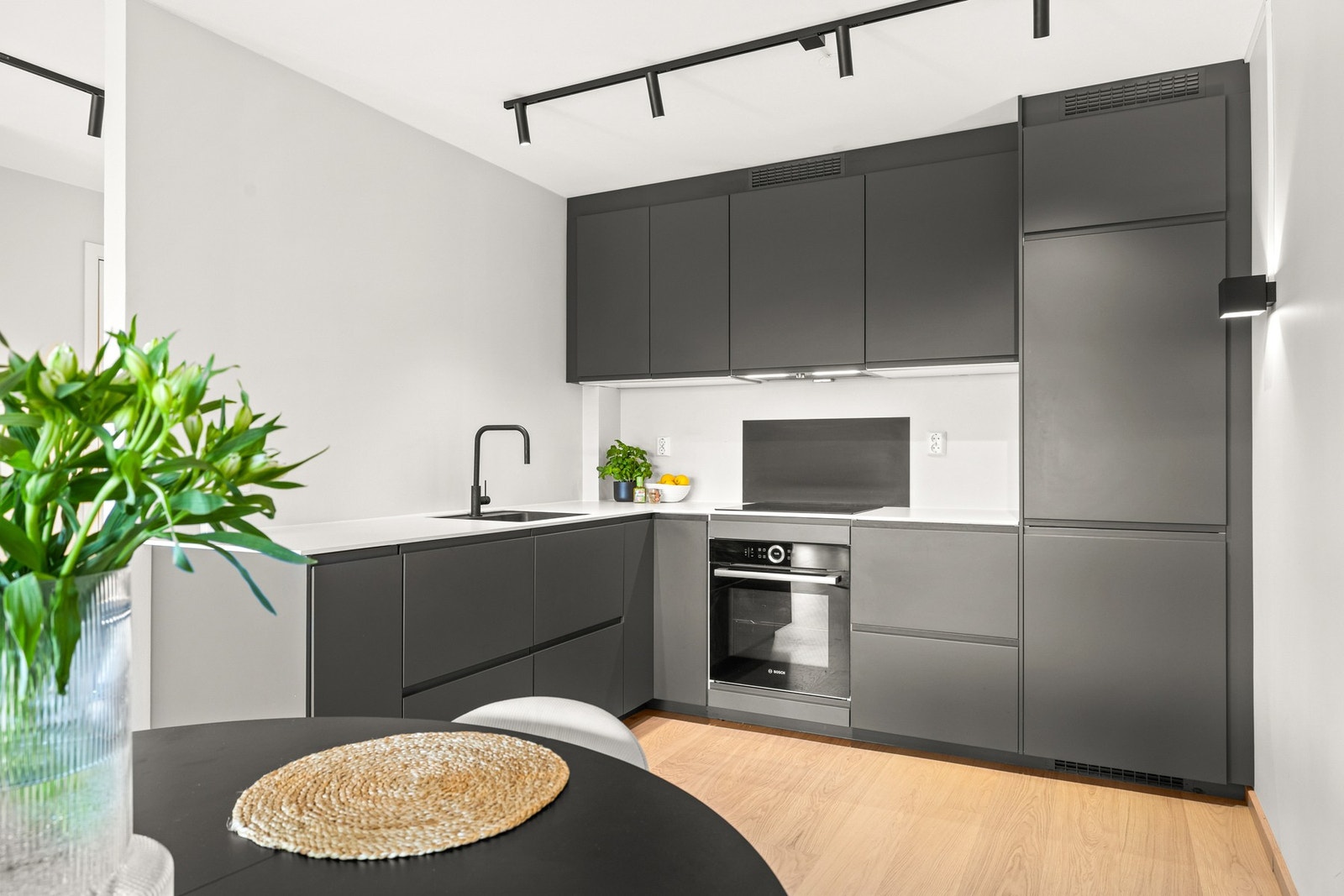 Kjøkkenet har moderne integrerte hvitevarer. Galleribilde