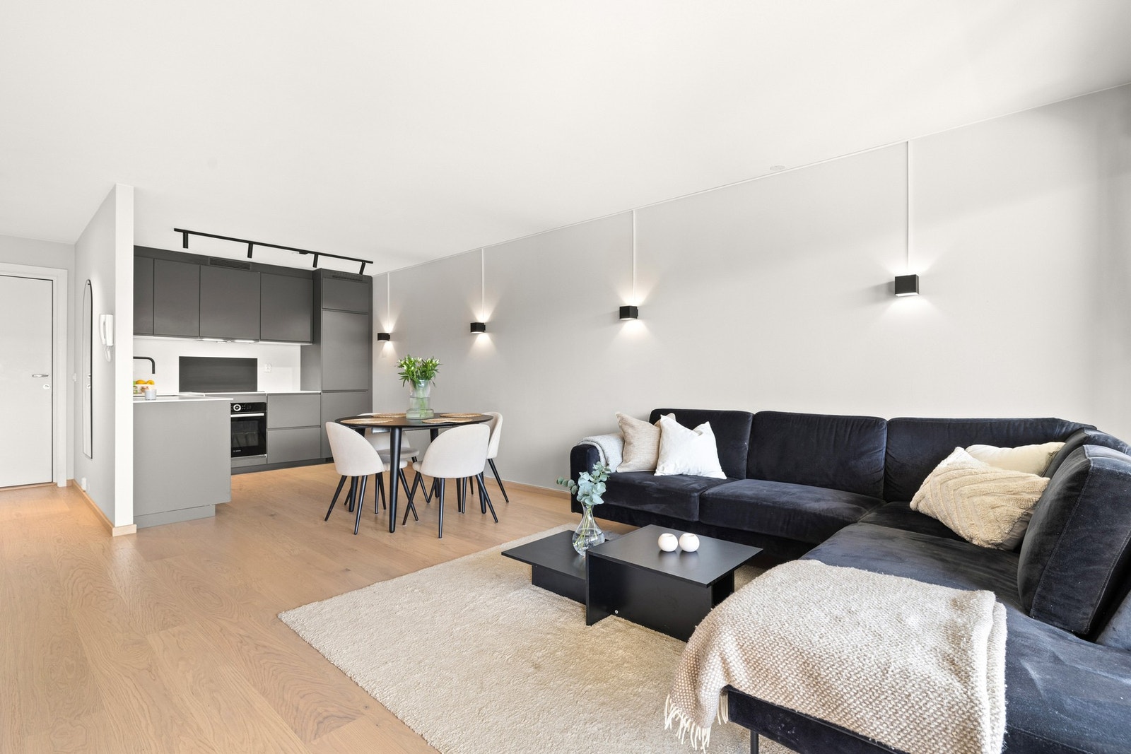 Leiligheten har en praktisk planløsning med åpen kjøkkenløsning vendt mot stue. Galleribilde