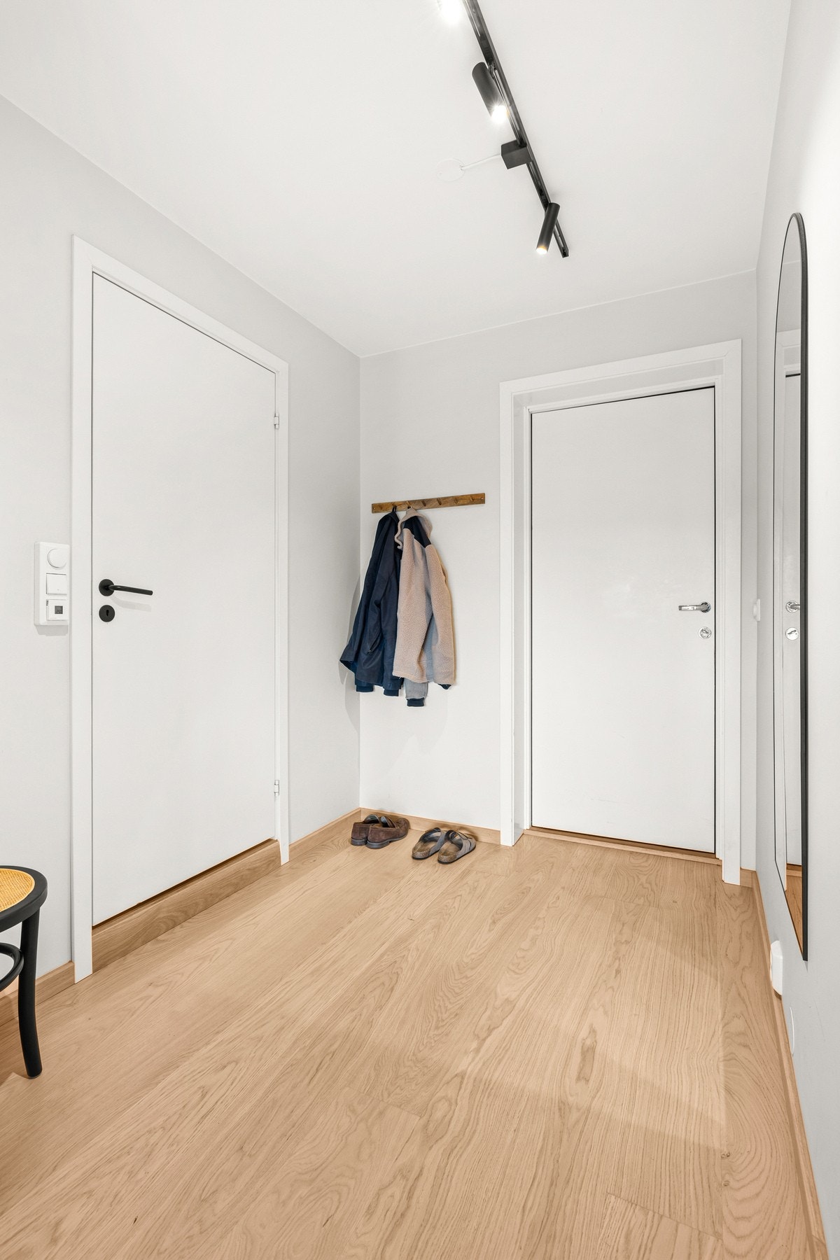 Lys entré med plass til yttertøy og oppbevaring av sko. Galleribilde