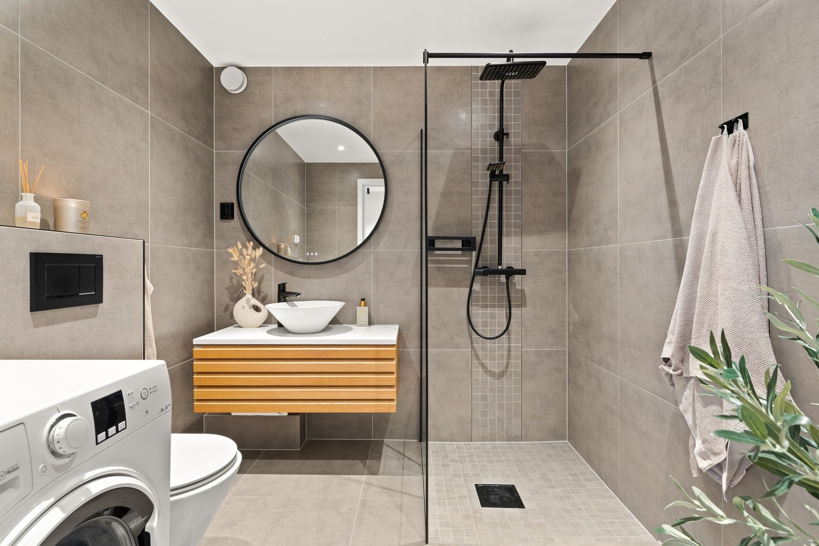 Pent og stort baderom fra 2021 med flislagt gulv med gulvvarme. Galleribilde