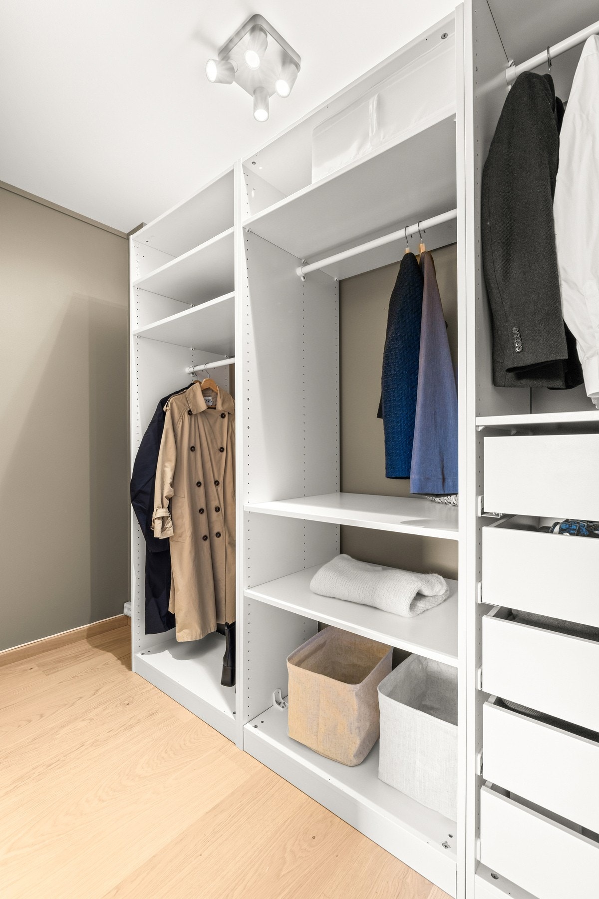 Her har man rikelig med oppbevaringsmuligheter. Galleribilde