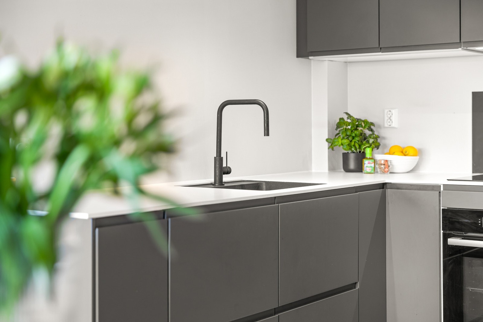 Laminert benkeplate med underlimt oppvaskkum i kompositt. Galleribilde