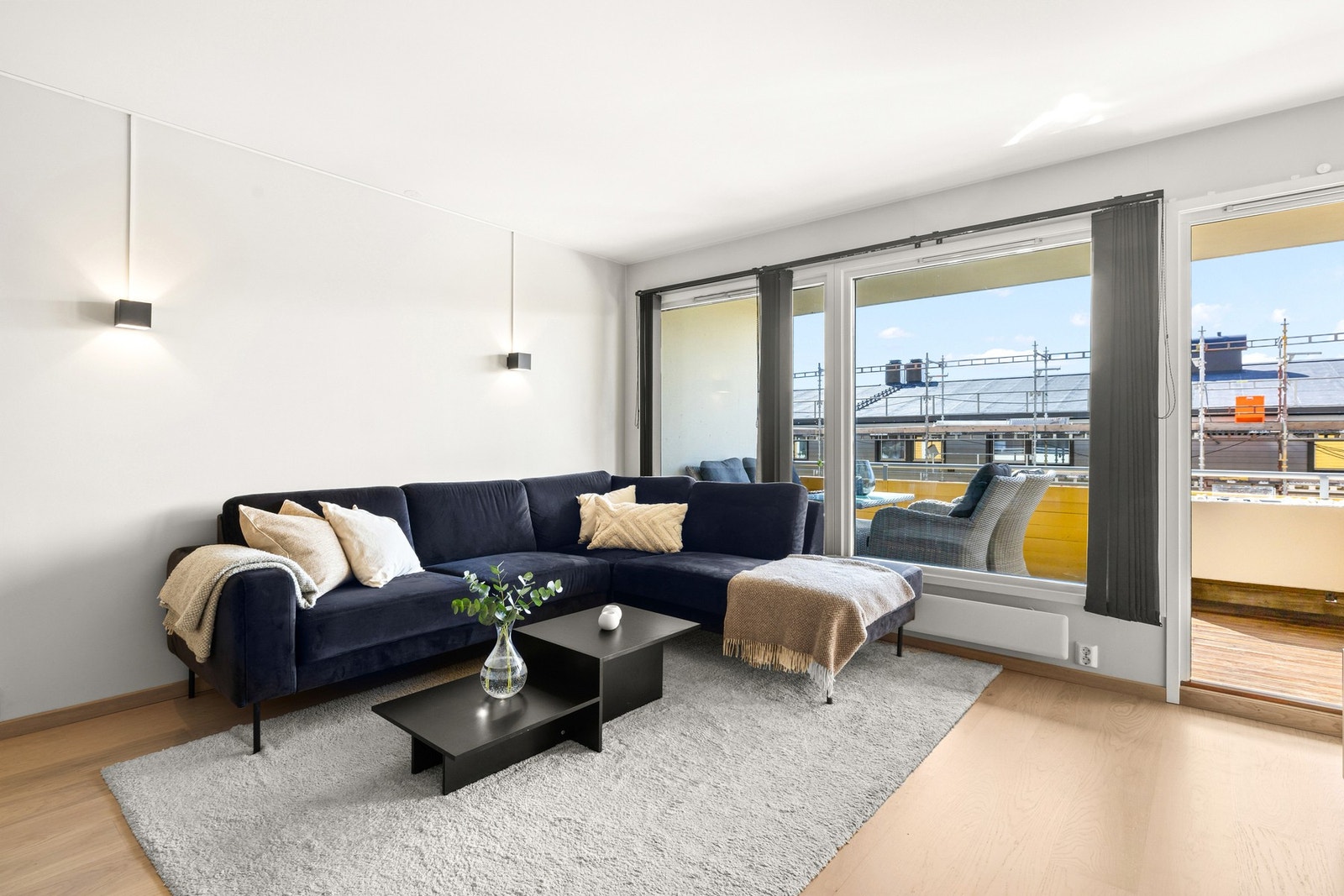 Leiligheten har store vindusflater som slipper inn mye naturlig lys. Galleribilde