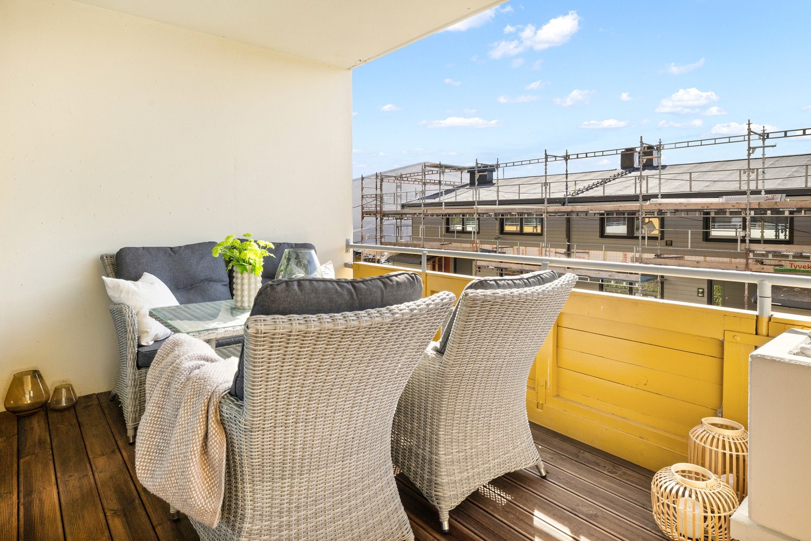 Lys og attraktiv 2-roms leilighet med stor sydvestvendt veranda på 14 kvm, egen garasjeplass og praktisk planløsning. Galleribilde