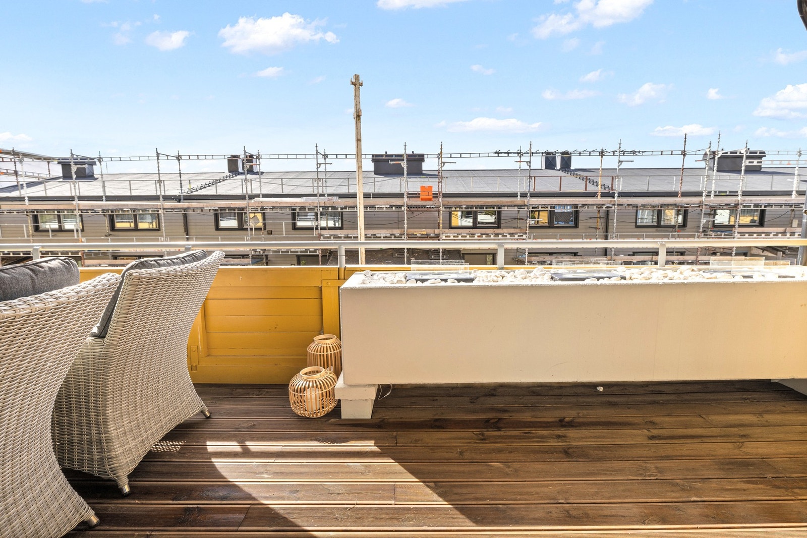 Utgang fra stue til sydvestvendt veranda på 14 kvm. Galleribilde