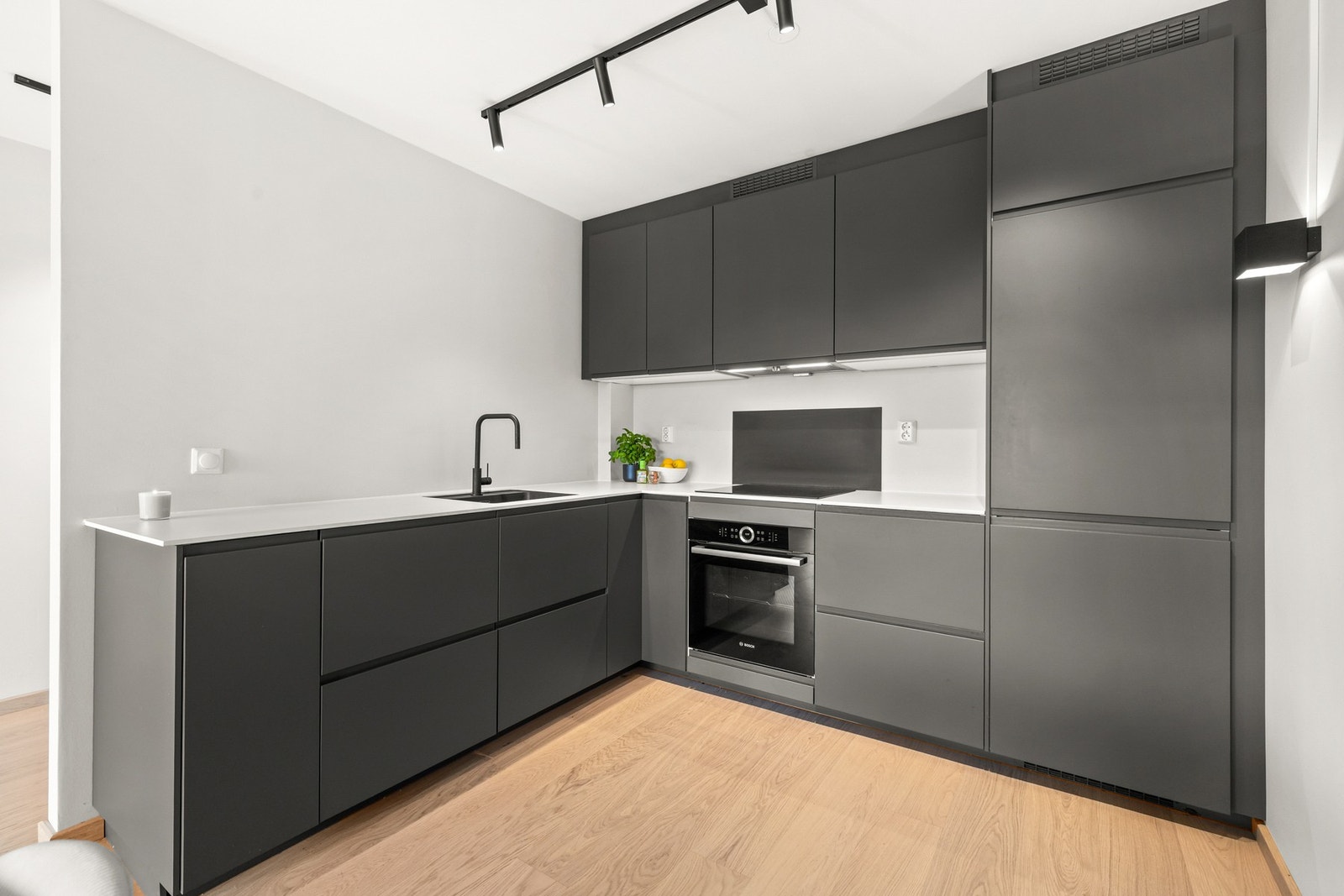 Her har man godt med både skap- og benkeplass. Galleribilde