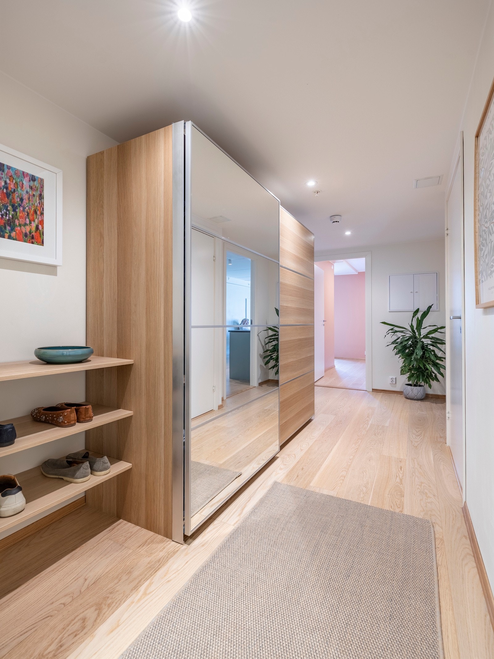 Entréen er innredet med både hyller og en praktisk skyvedørsgarderobe. Galleribilde