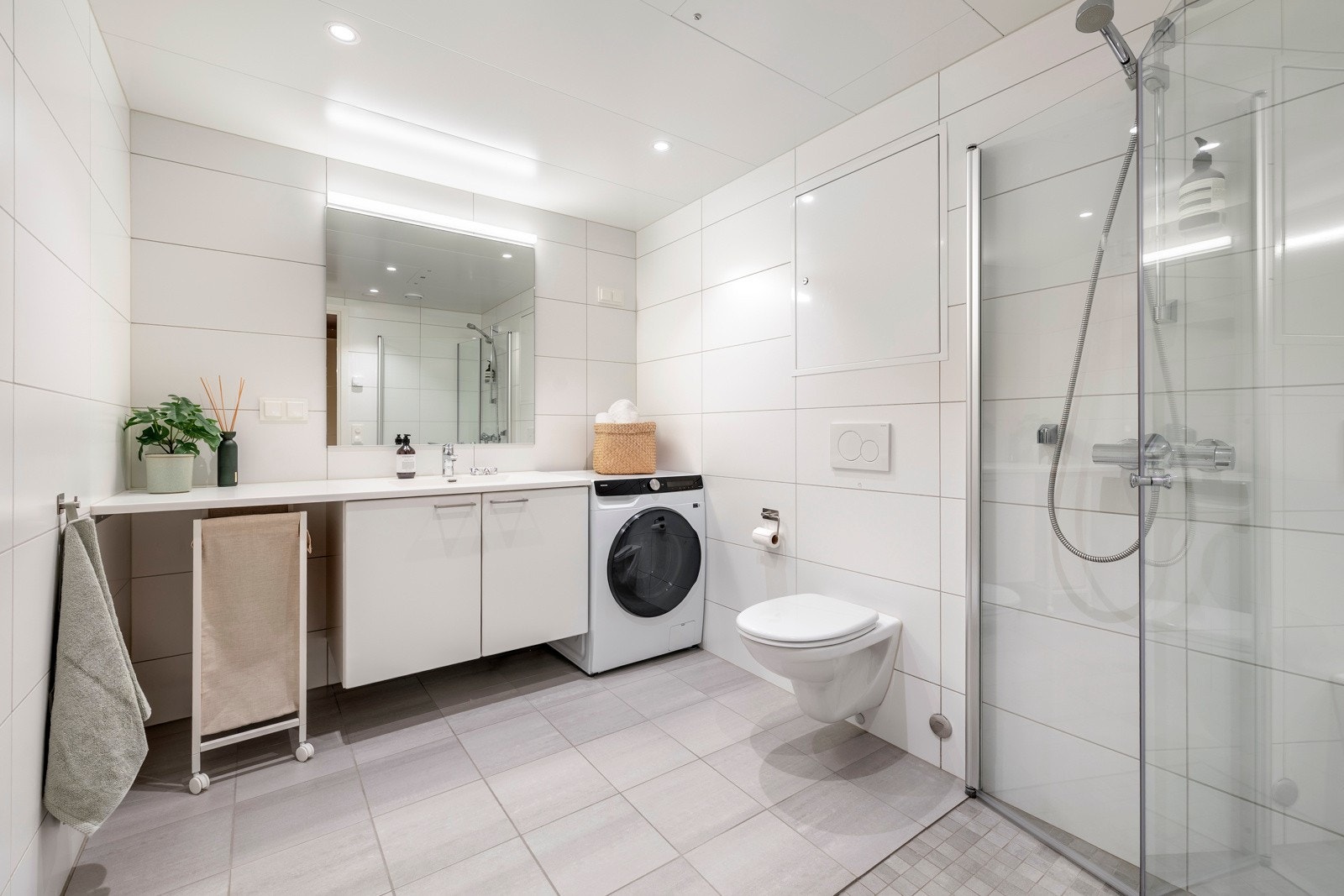 Badet er pent og moderne med flislagte vegger og gulv, gulvvarme og innfelte downlights. Galleribilde