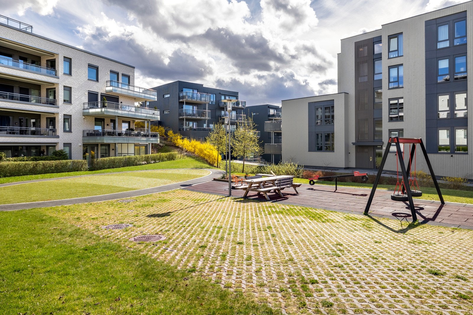 Ellers ligger eiendommer inntil friområdet Kantoråsen og grenser i vest mot Kantorbekken. Galleribilde
