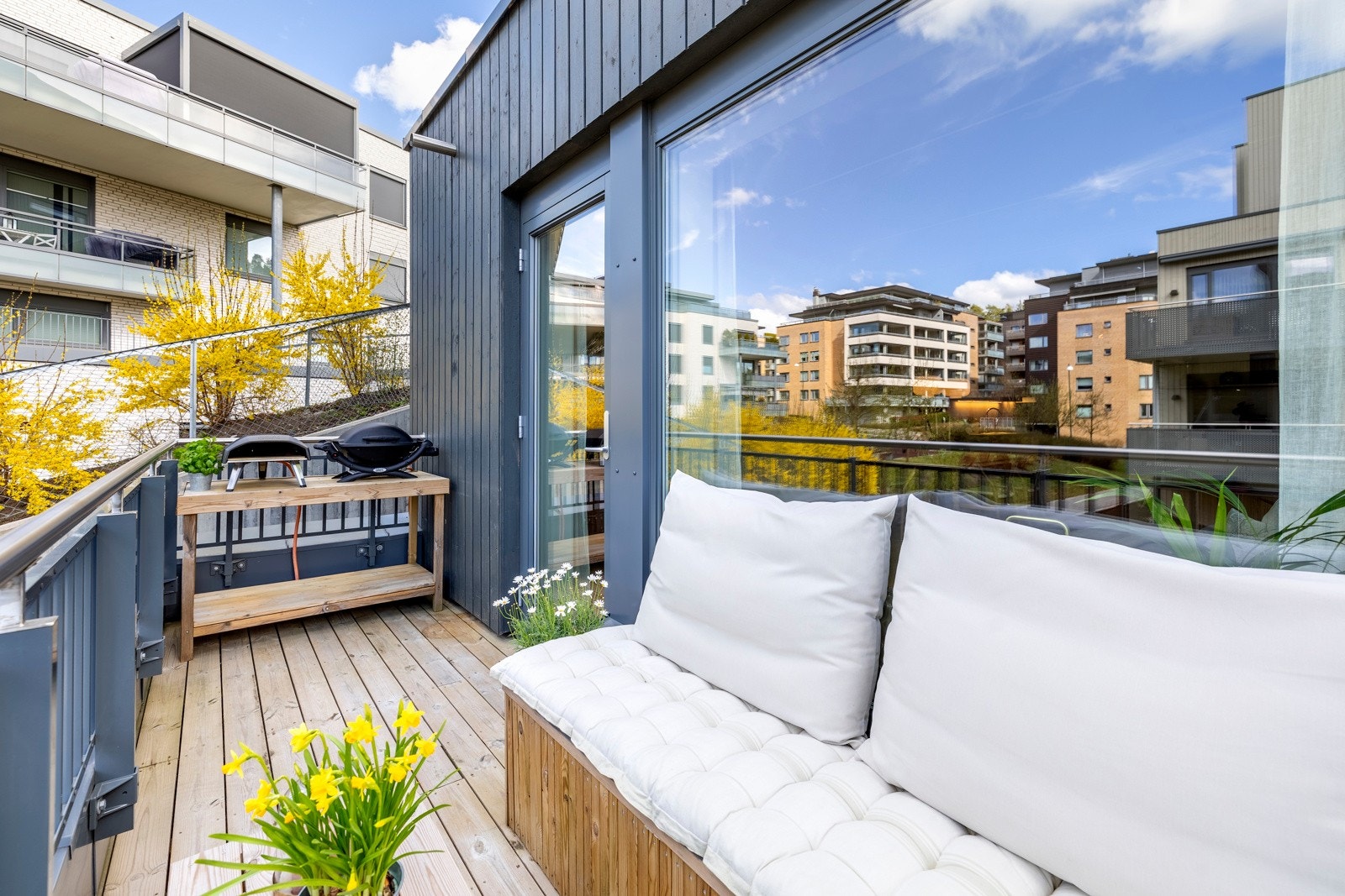 Det er godt med plass til utemøblement, og her kan dagene nytes med god mat, venner og familie. Galleribilde