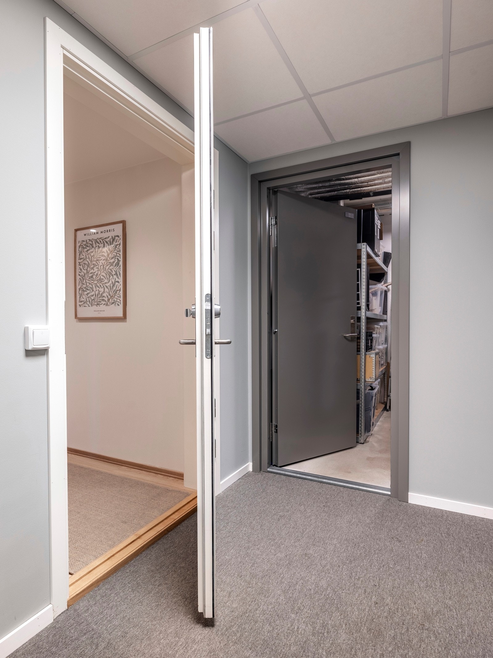 Det er ekstra lagringsplass i disponibel bod rett utenfor leiligheten. Galleribilde