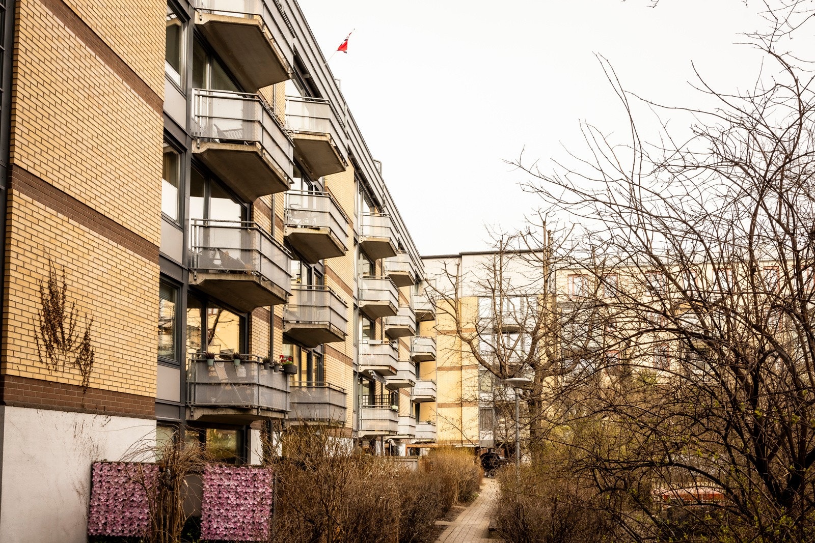 Balkong sett fra bakgård Galleribilde