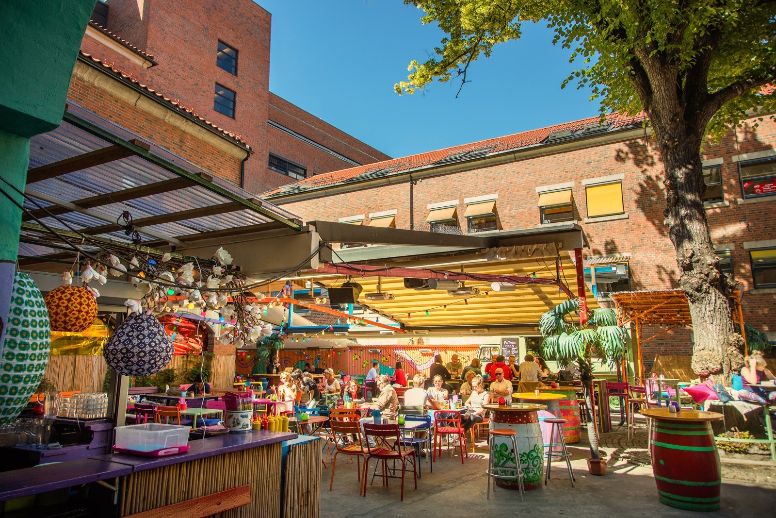 Dattera til Hagen med stemningsfull bakgård Galleribilde