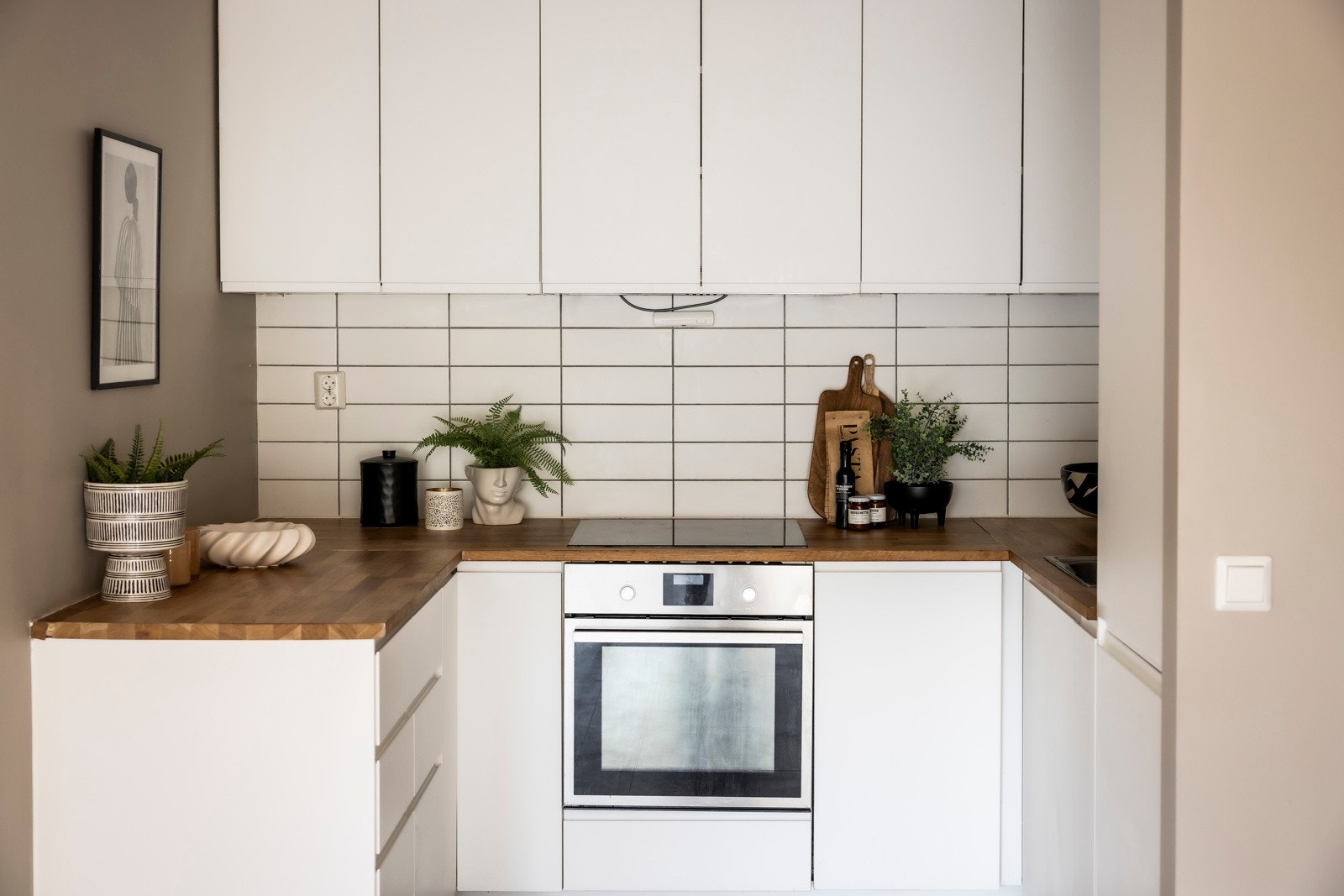 Utstyrt med keramisk topp, integrert komfyr, oppvaskmaskin (smal type), kjøl/frys. Galleribilde