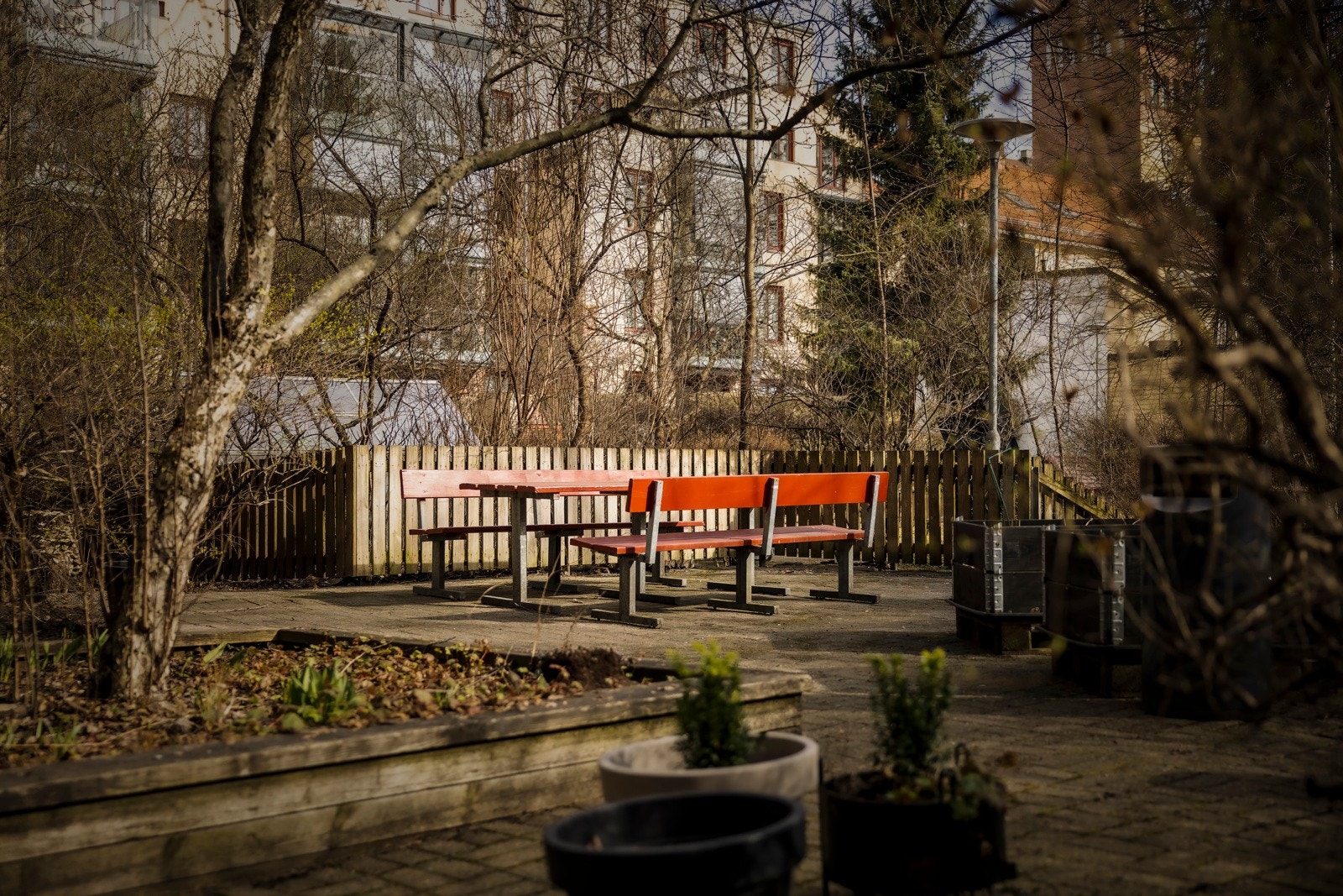 Skjermet bakgård med grøntområde og hyggelige sittegrupper Galleribilde