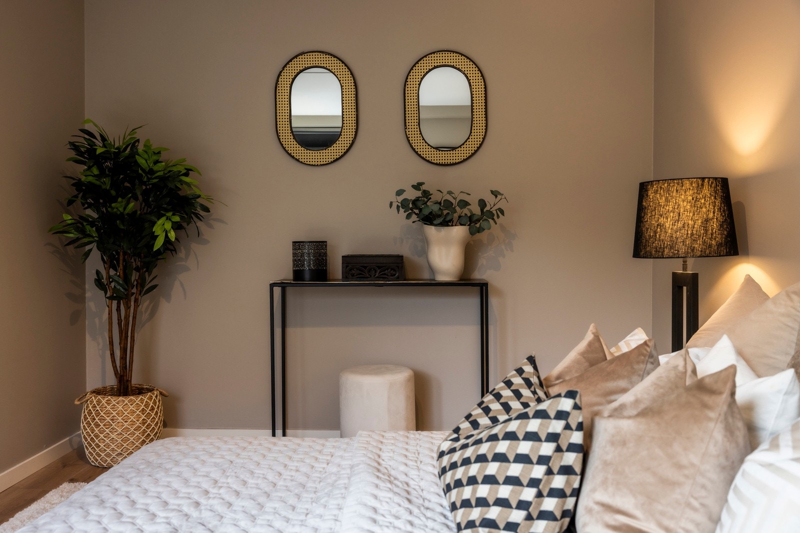 Her er det god plass til dobbeltseng, nattbord og annet møblement Galleribilde