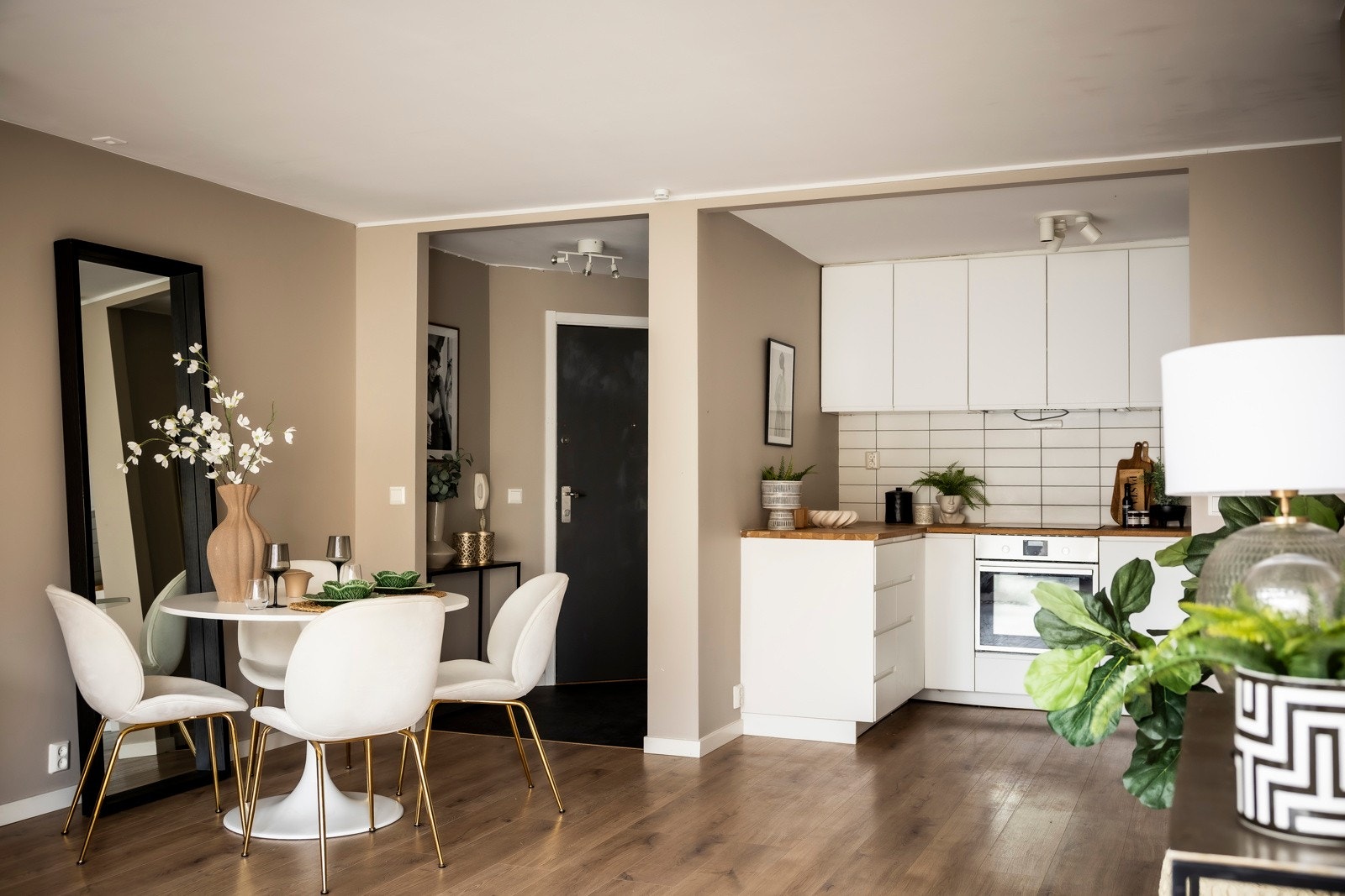 Kjøkkenet pusset opp i 2021 med foliert, glatt innredning med soft close, takoppforing, tre benkeplate med nedfelt stålkum. Galleribilde