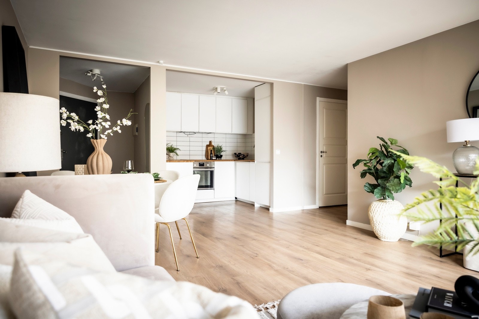 Stue og kjøkken i åpen løsning Galleribilde