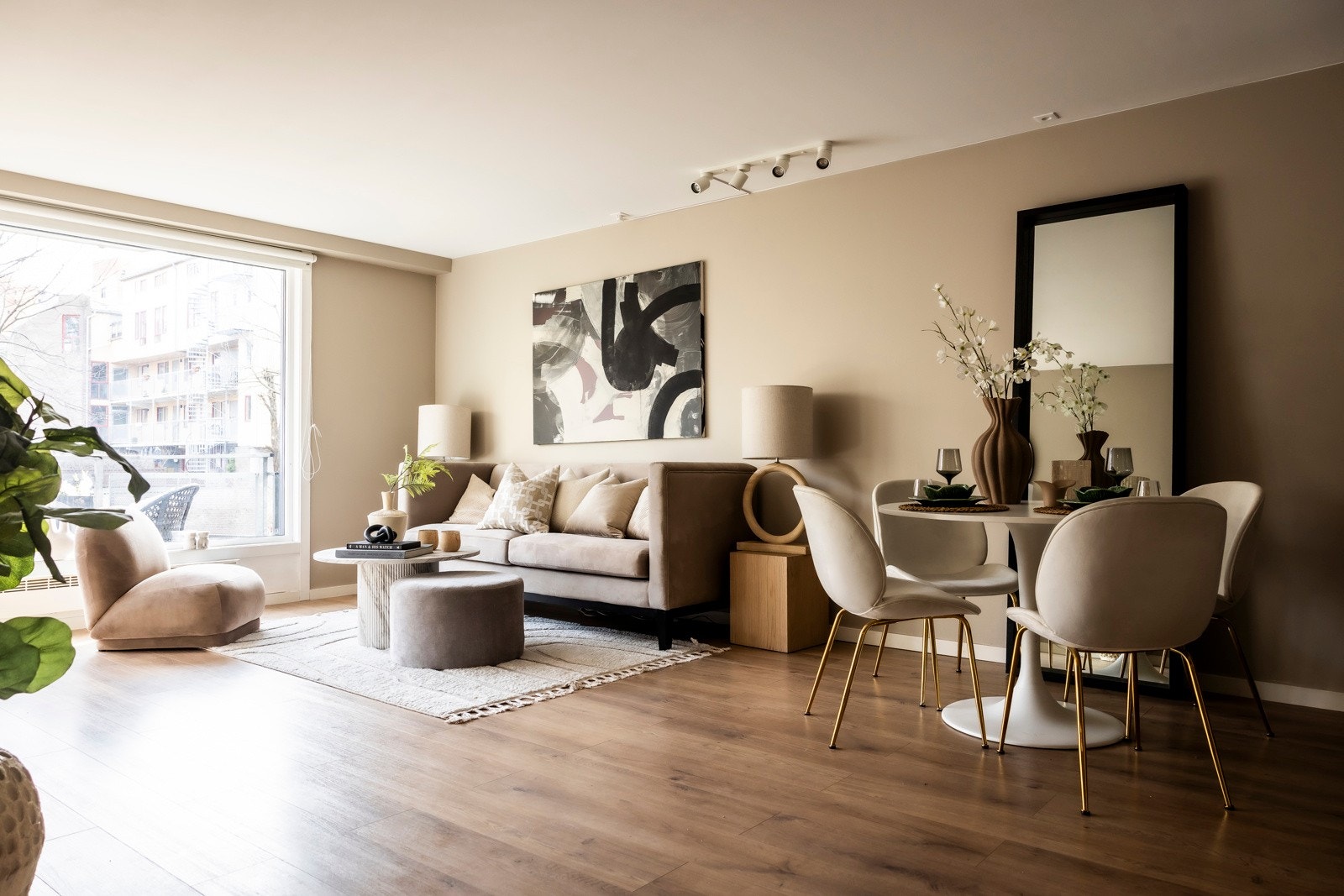 Leiligheten vender i sin helhet mot bakhage som om få uker kommer til å bli frodig med lite innsyn. Galleribilde