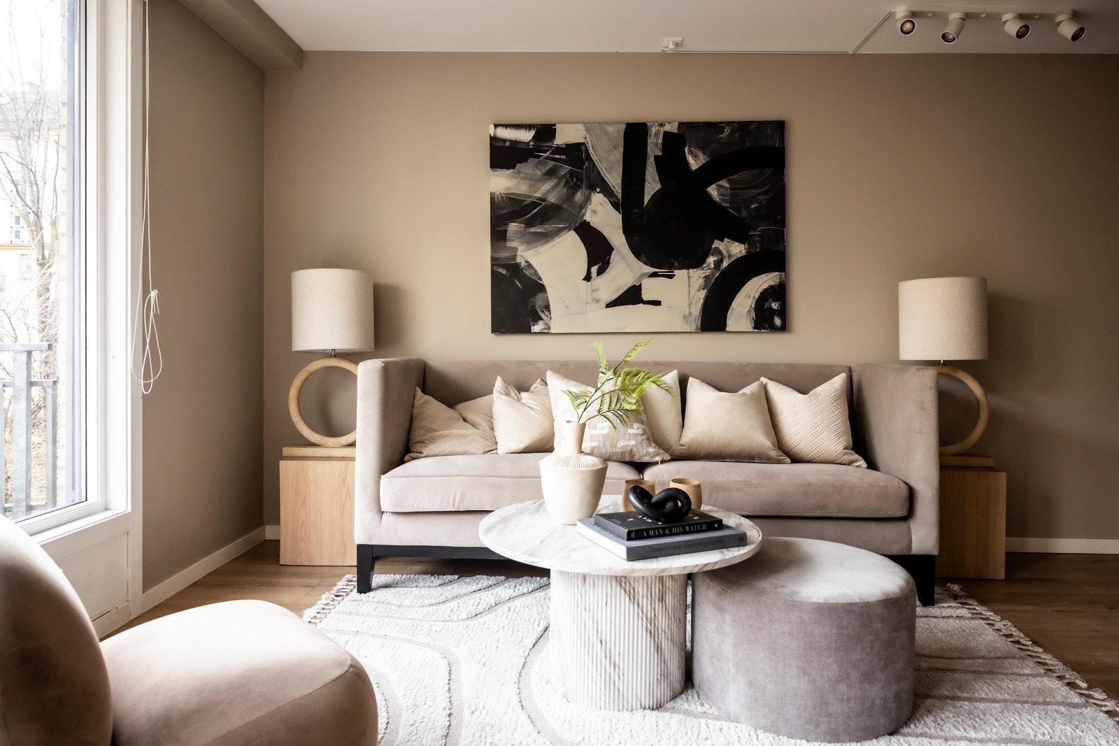 Her er det god plass til sofa, stuebord og multimedia Galleribilde