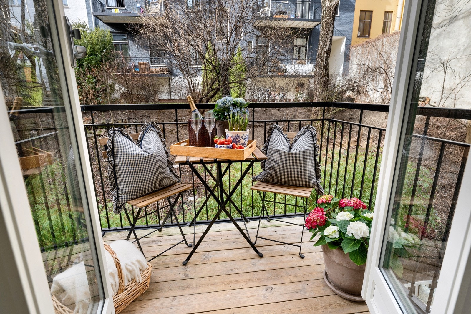 Utgang til vestvendt balkong fra stuen. Galleribilde