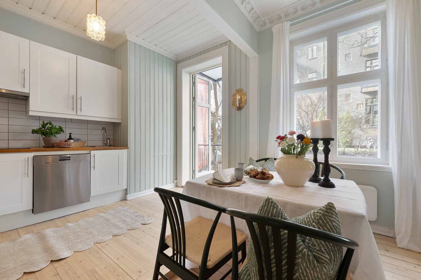 Komplett utstyrt med hvitevarer. Galleribilde