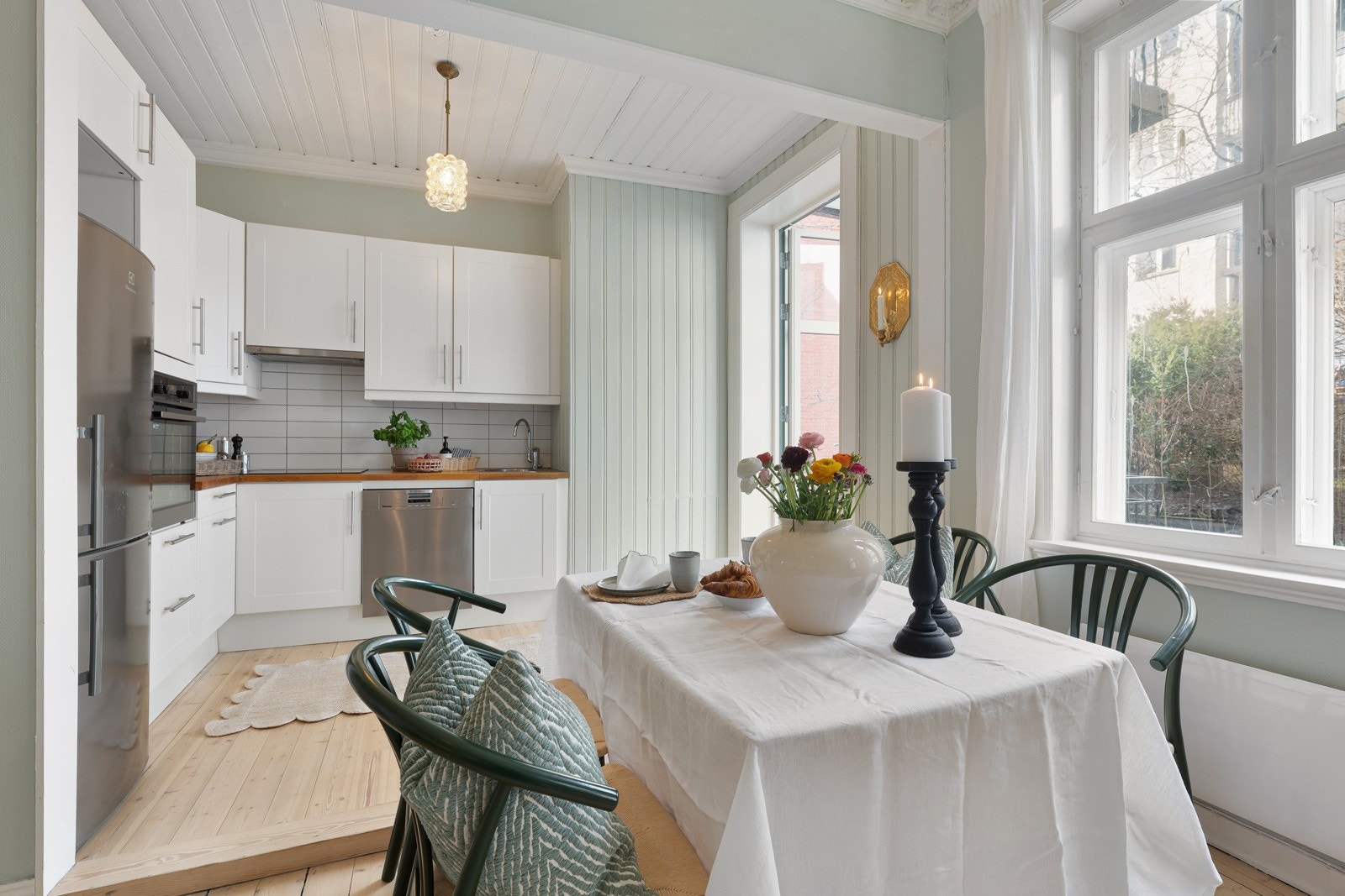 Kjøkkeninnredning med glatte hvite fronter. Galleribilde