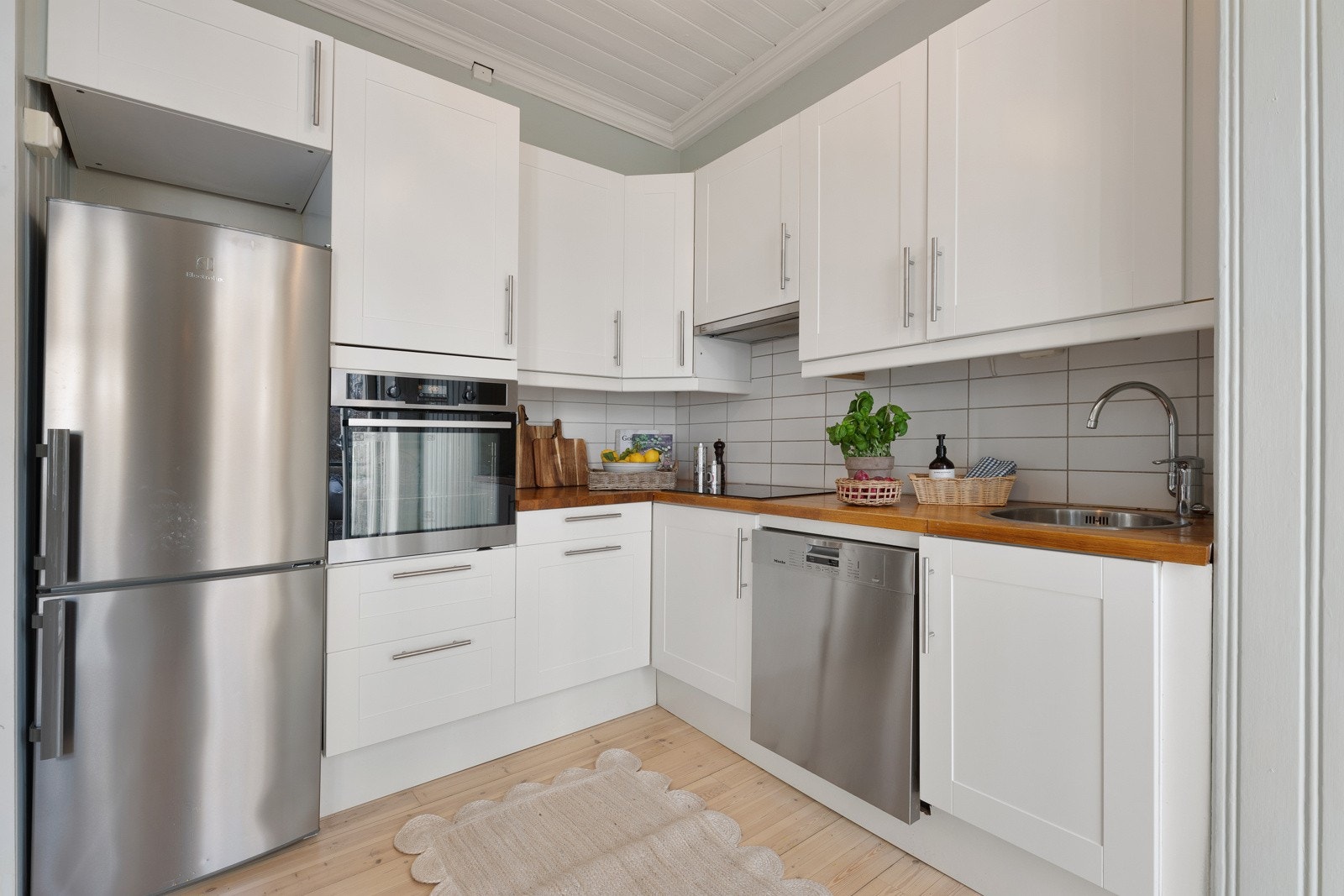 Komplett utstyrt med hvitevarer. Galleribilde