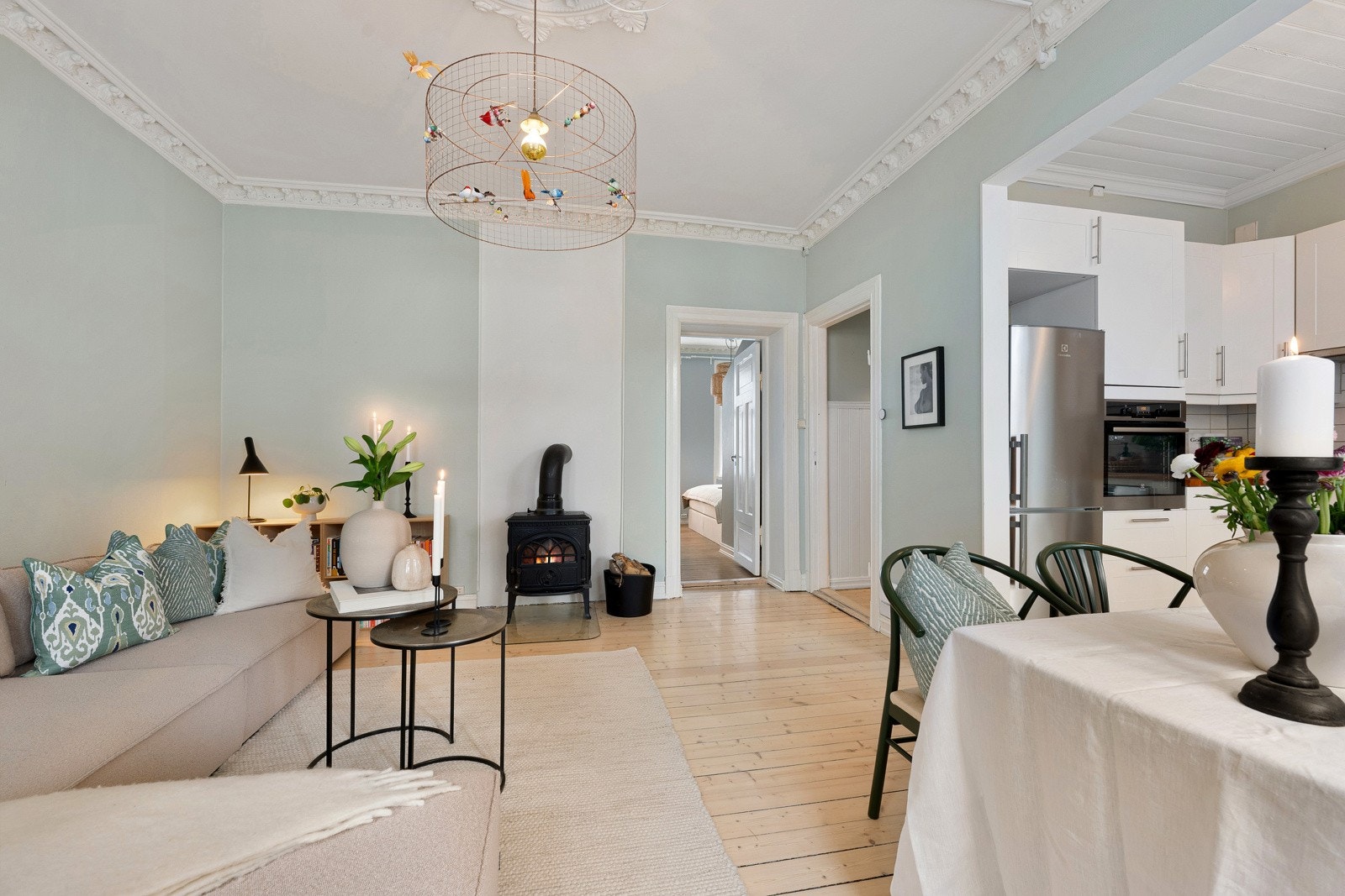 Stor stue med plass til sittegruppe og spiseplass. Galleribilde