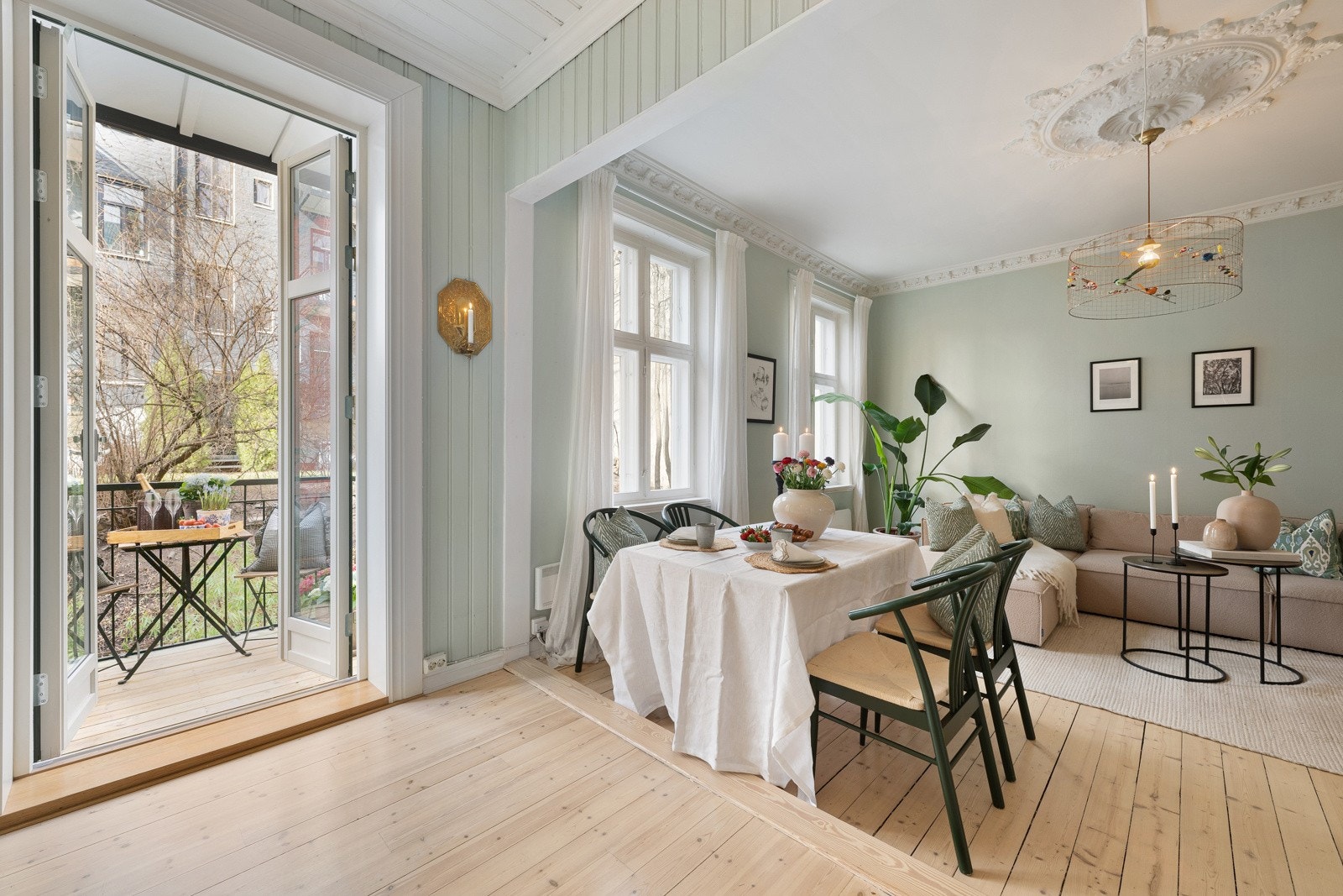 Stor stue med plass til sittegruppe og spiseplass. Galleribilde