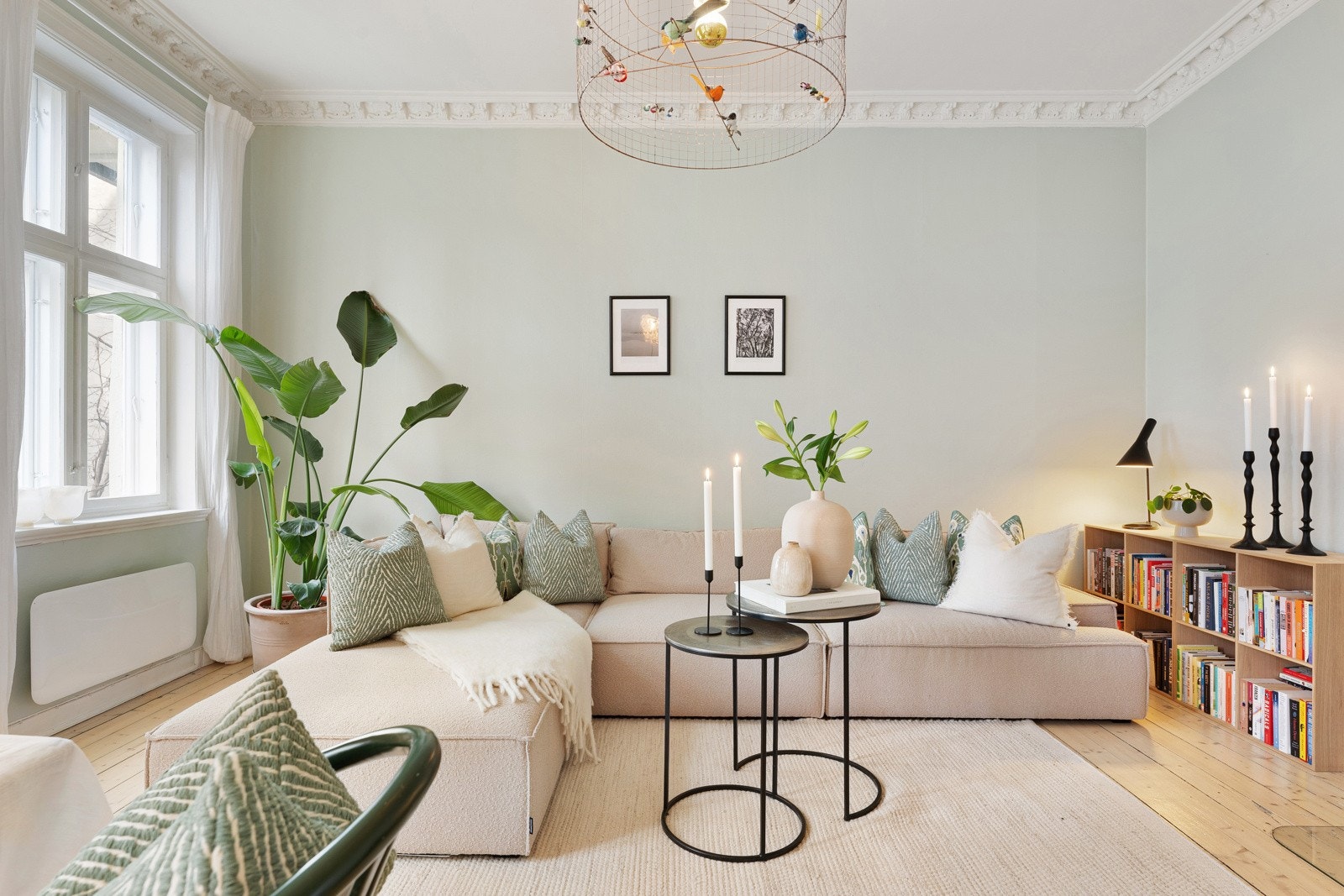 Velkommen til Bjerregaards gate 68D. Stor stue med plass til sittegruppe og spiseplass. Galleribilde