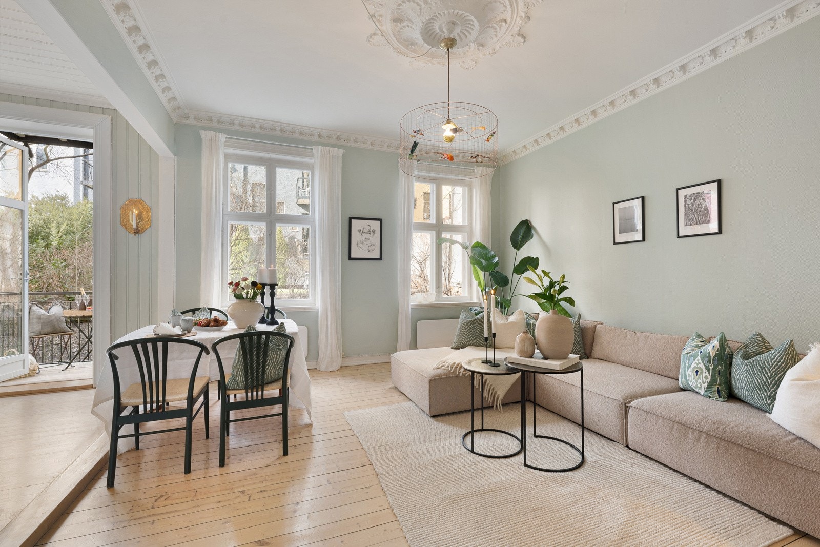 Leiligheten har store vindusflater og fremstår som lys og trivelig i et tidsriktig fargevalg. Galleribilde