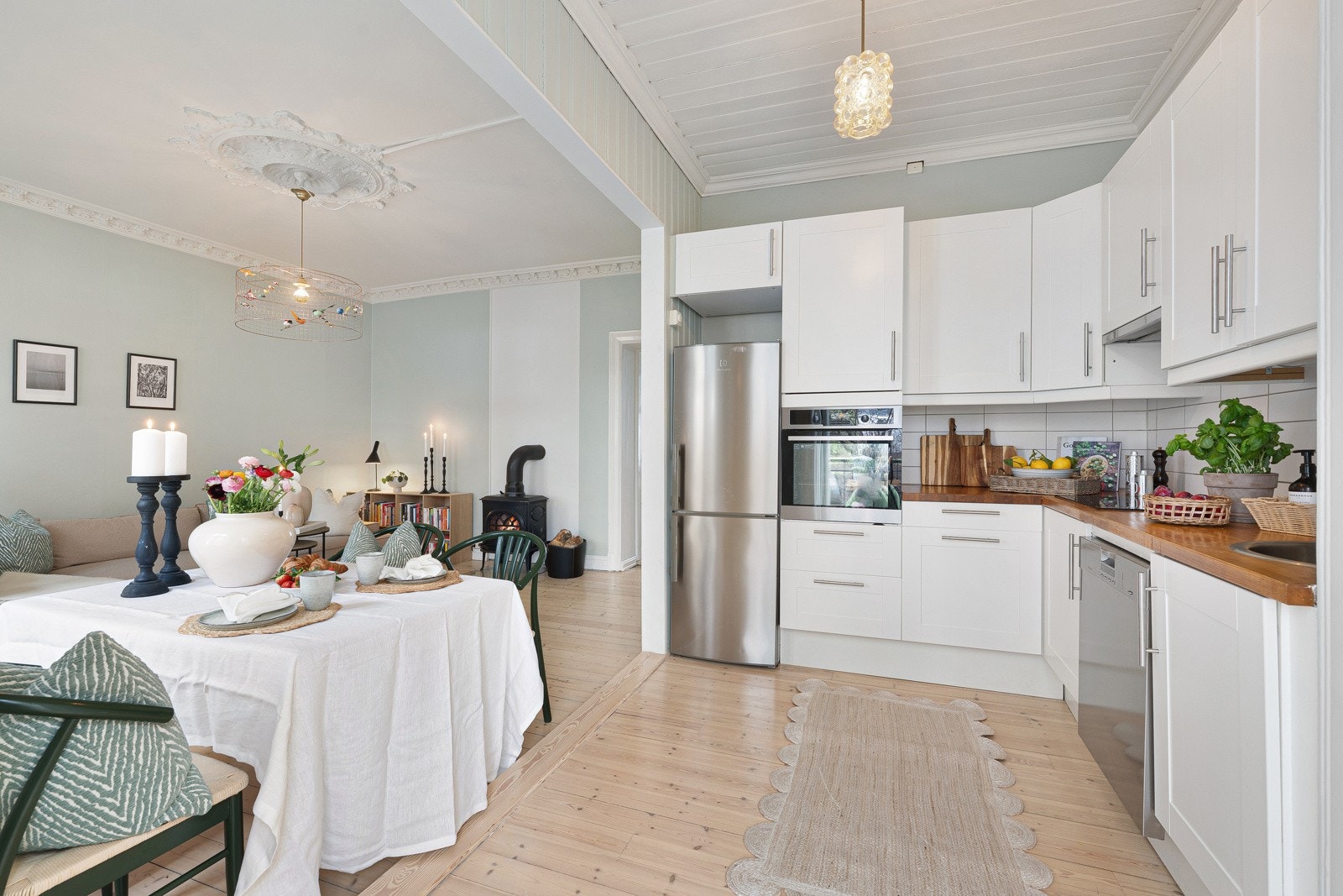 Stuen er innredet med åpen kjøkkenløsning. Galleribilde