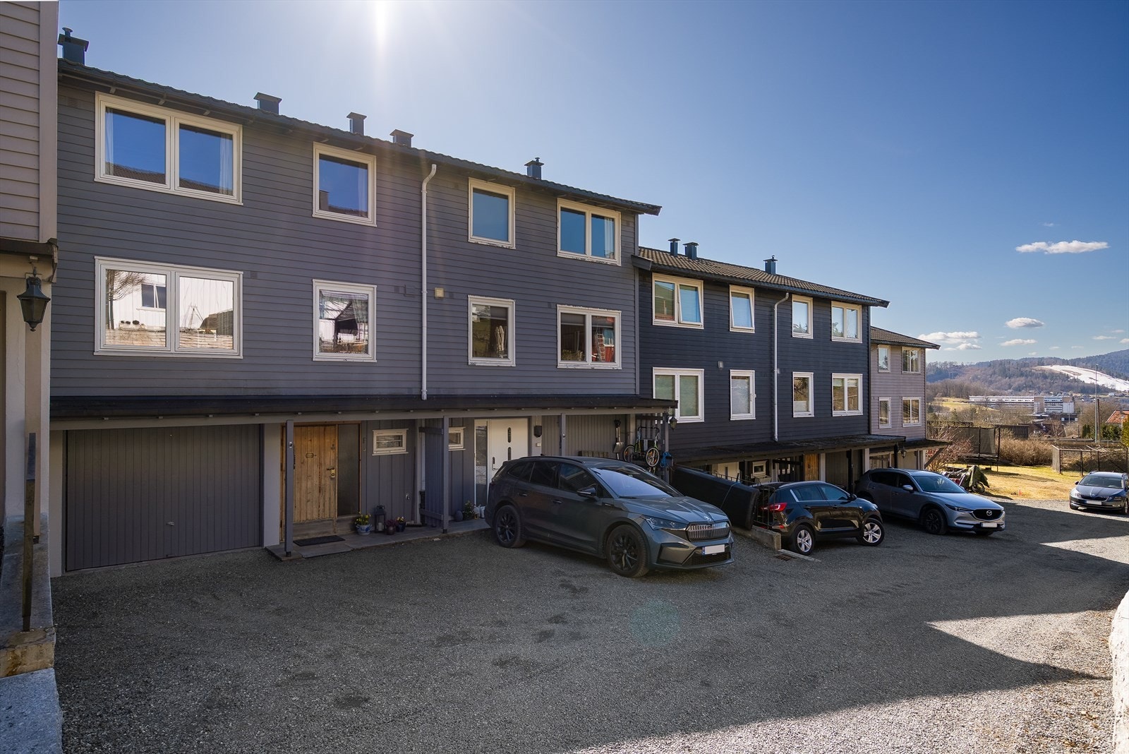 Garasje og biloppstillingsplass til 2 biler utenfor. Flere naboer har etabler tør mellom bolig og garasjen. Galleribilde